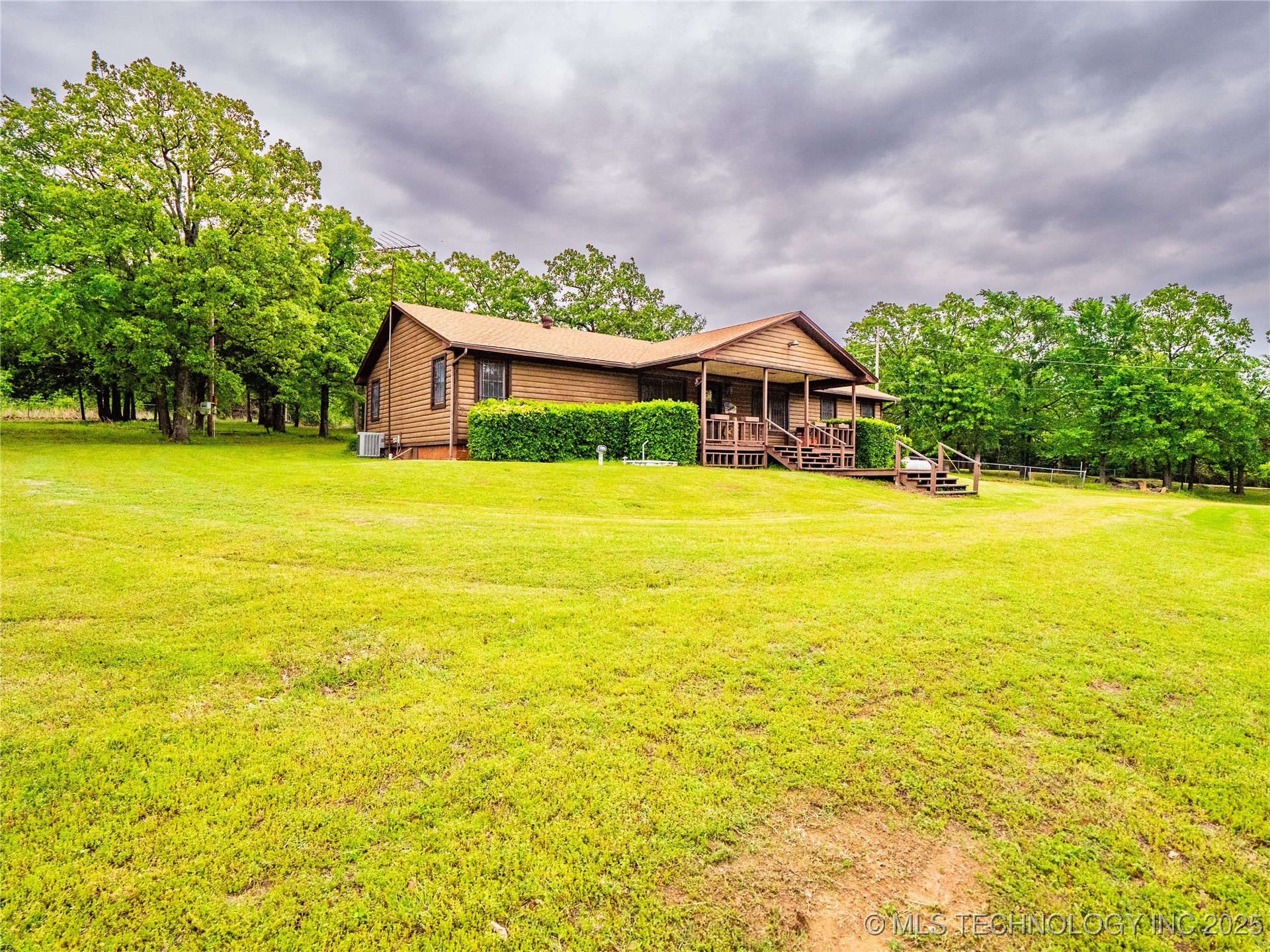589 Mohawk Drive Property Photo 1