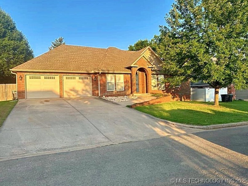 605 S Oak Avenue Property Photo 1