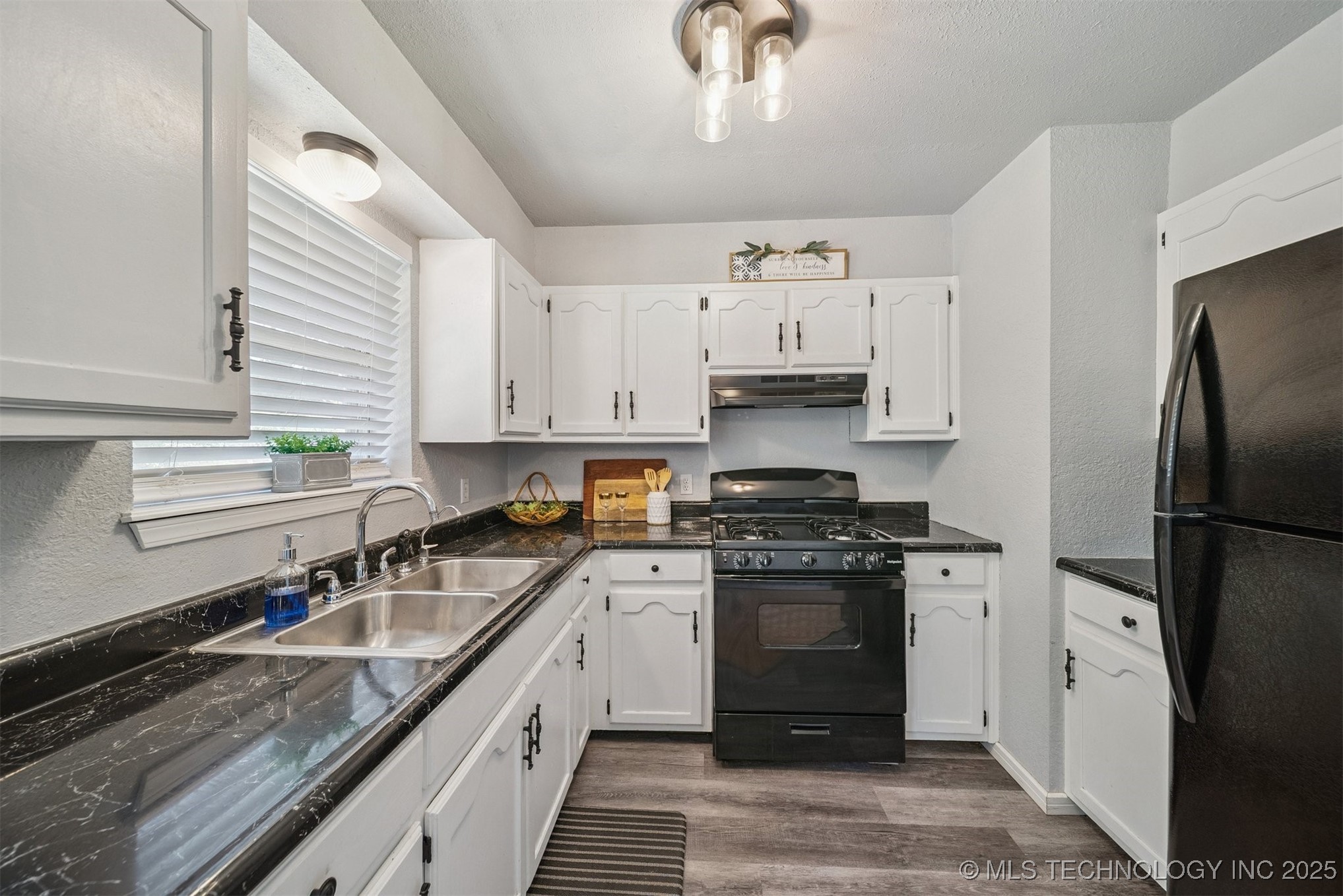 701 N Ross Street Property Photo 8