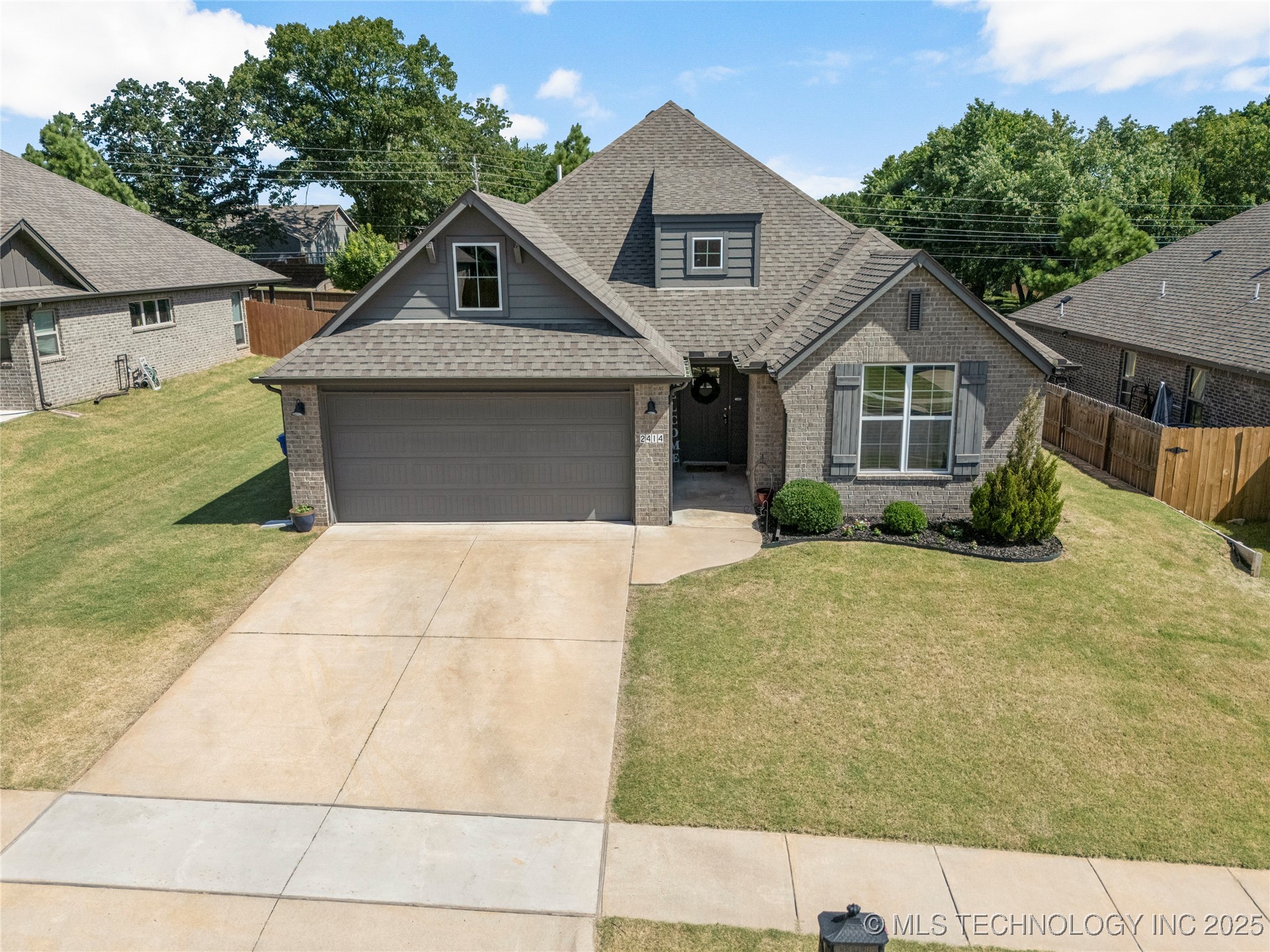 2414 W Kingsport Court Property Photo 2