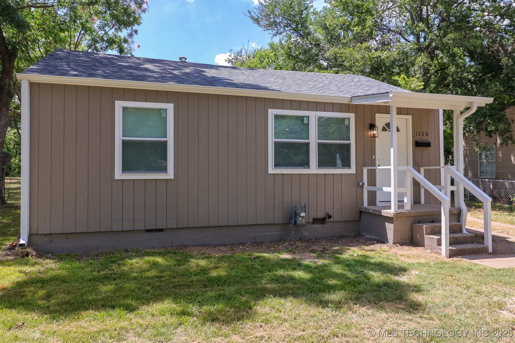 1226 N Oswego Avenue Property Photo 1