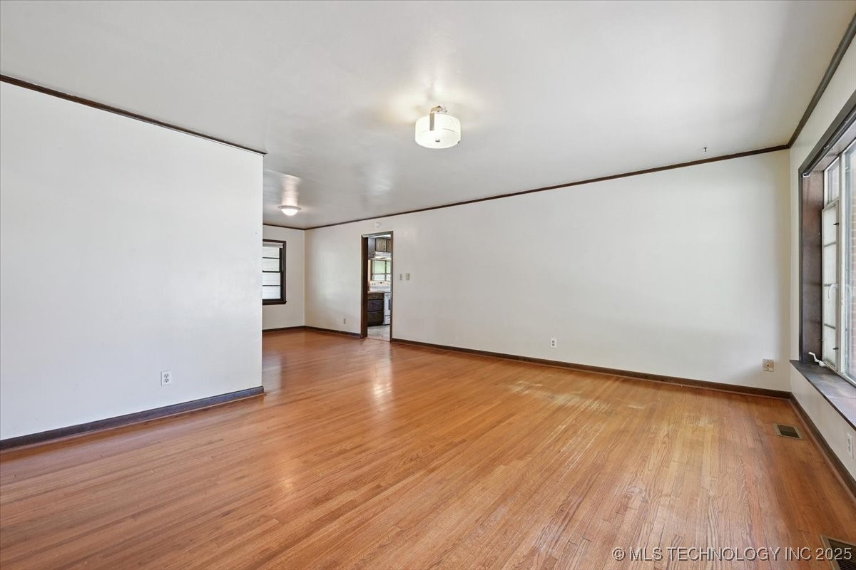1104 E 53rd Place Property Photo 4