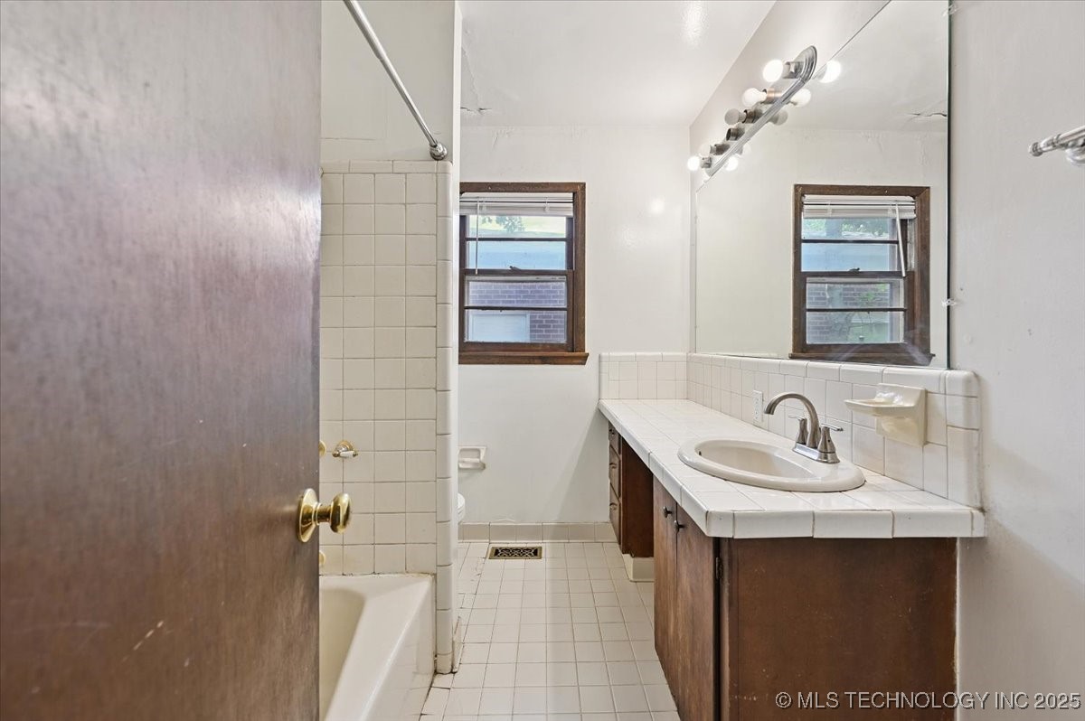 1104 E 53rd Place Property Photo 18