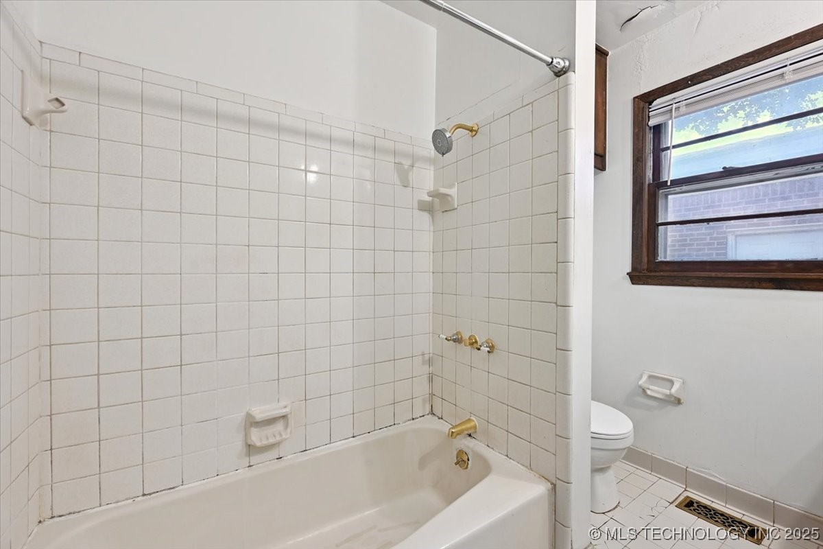 1104 E 53rd Place Property Photo 19