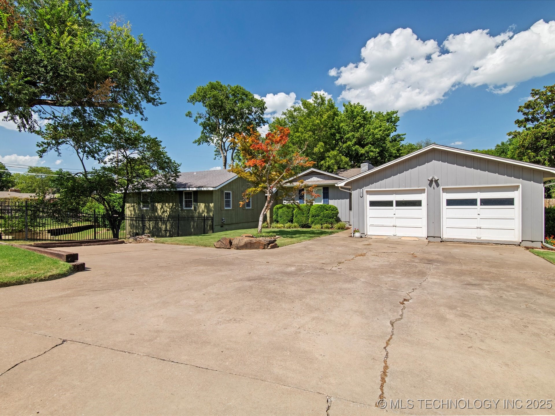 1490 Se Cherokee Place Property Photo 2