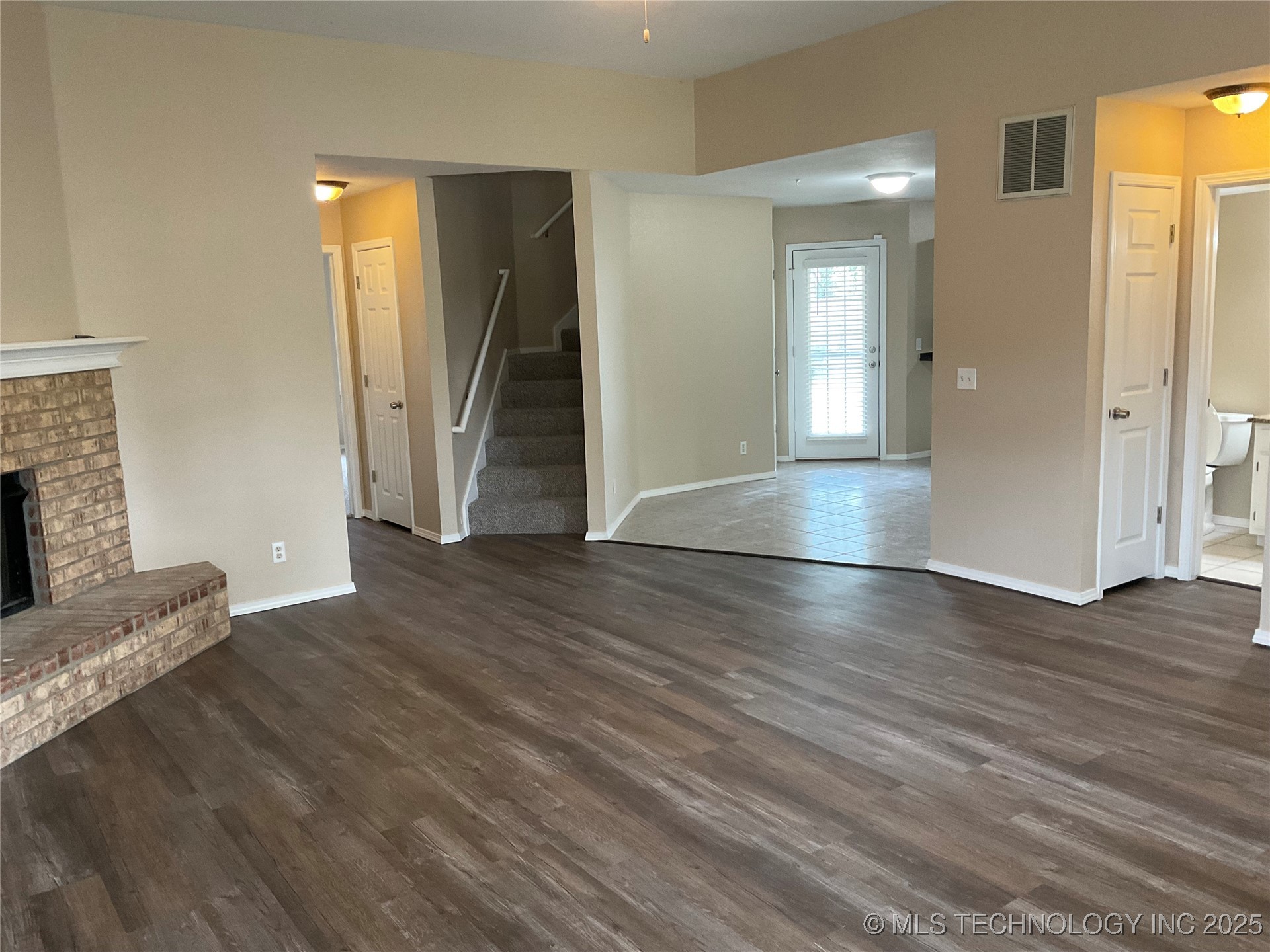 11724 S Gum Avenue Property Photo 3