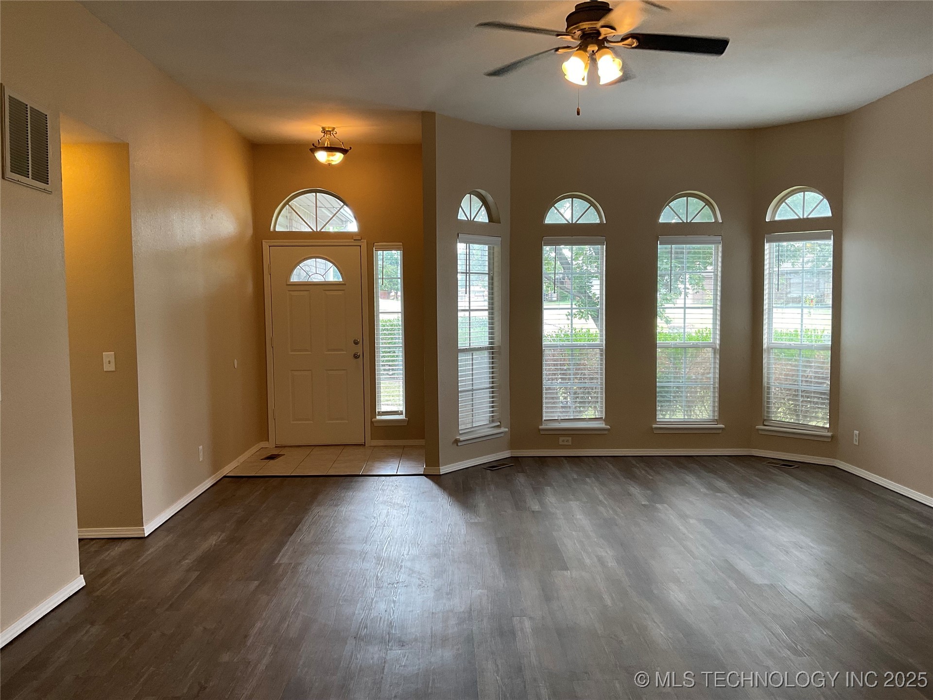 11724 S Gum Avenue Property Photo 4