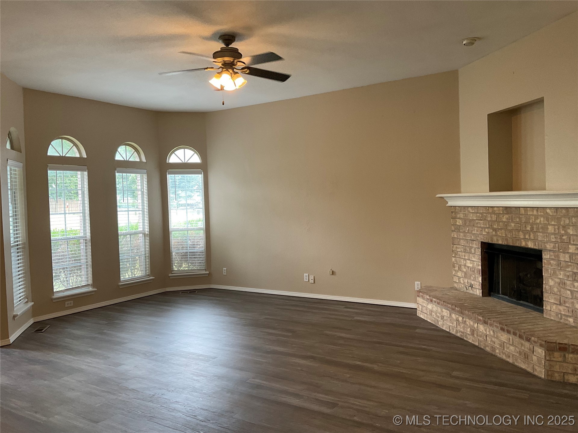 11724 S Gum Avenue Property Photo 5