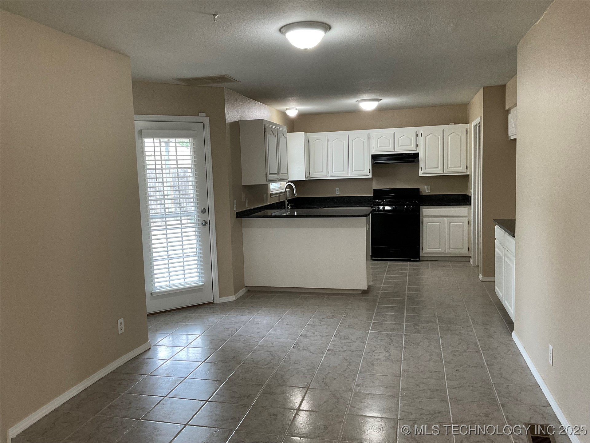 11724 S Gum Avenue Property Photo 6