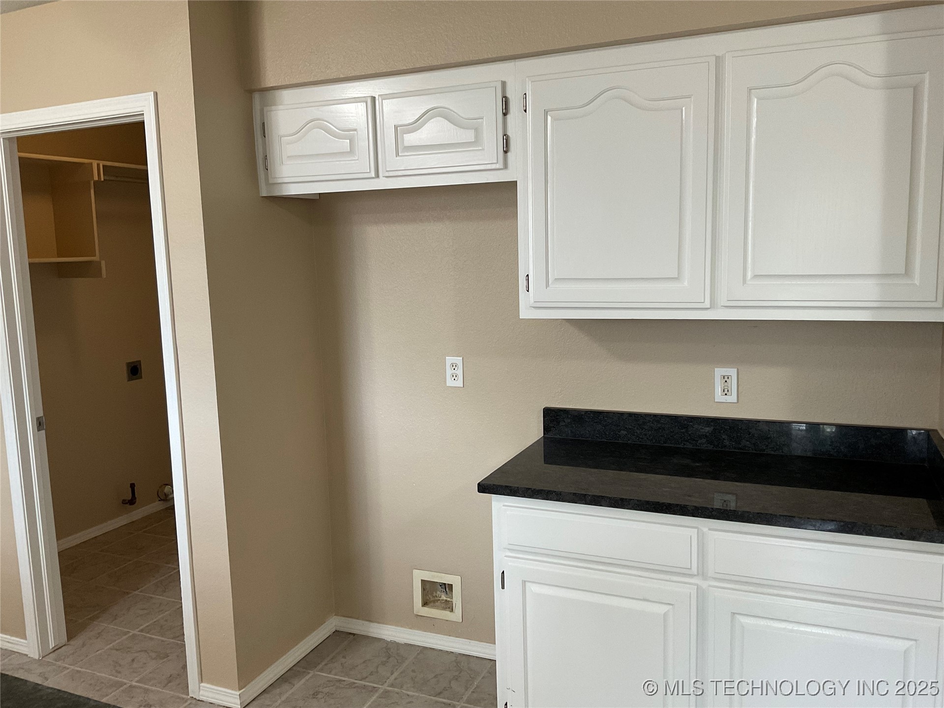 11724 S Gum Avenue Property Photo 8