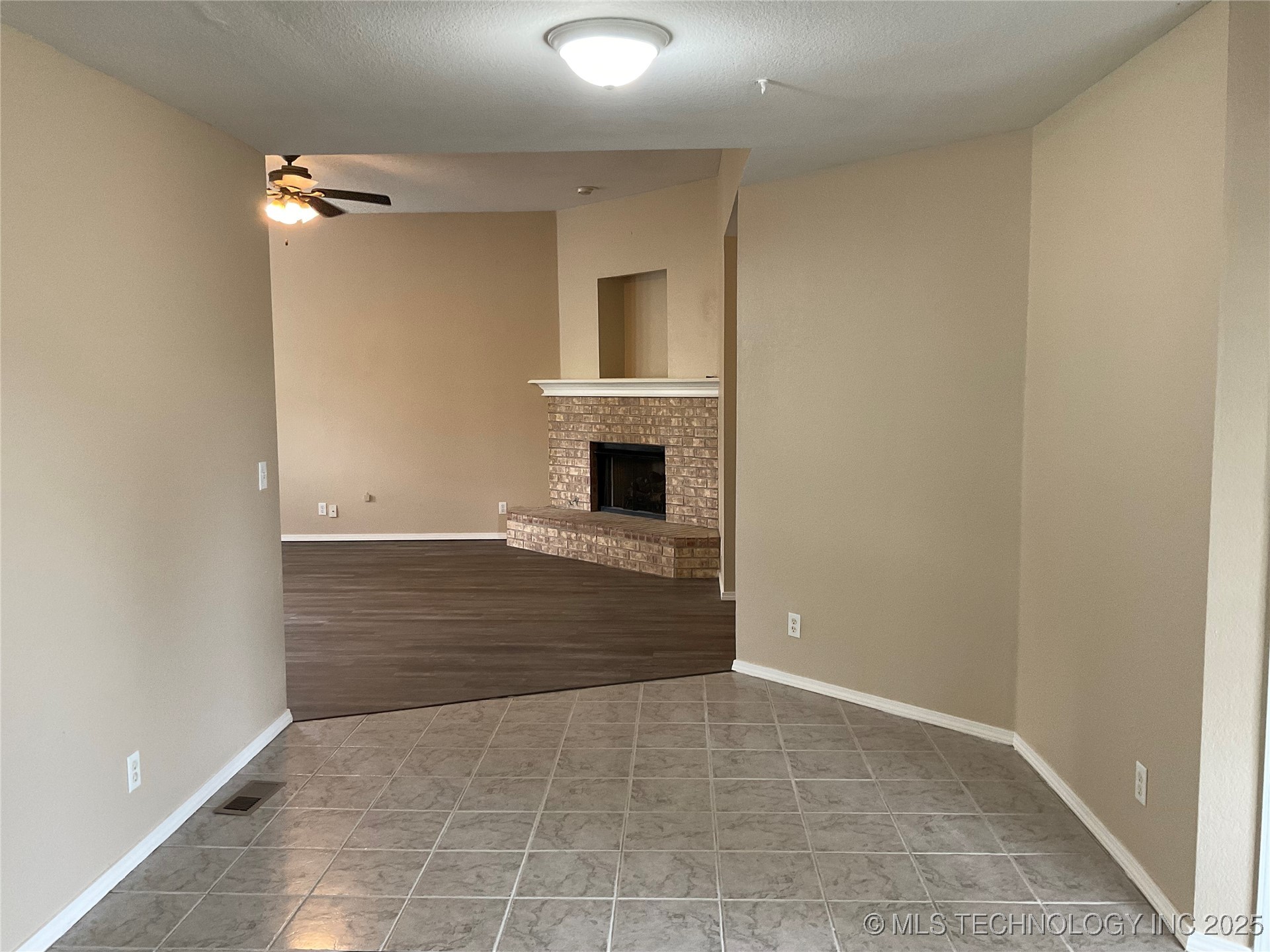 11724 S Gum Avenue Property Photo 11