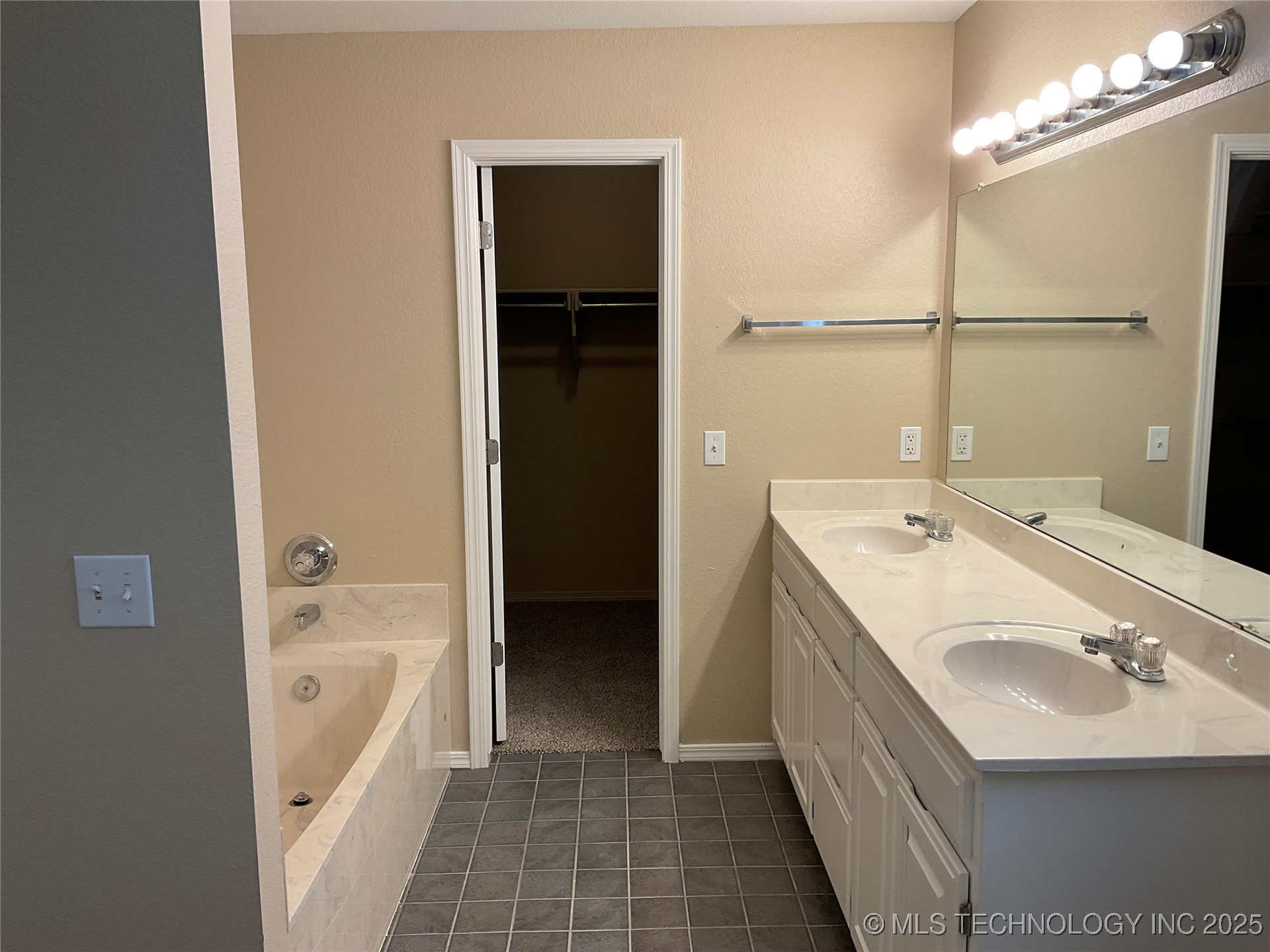 11724 S Gum Avenue Property Photo 16