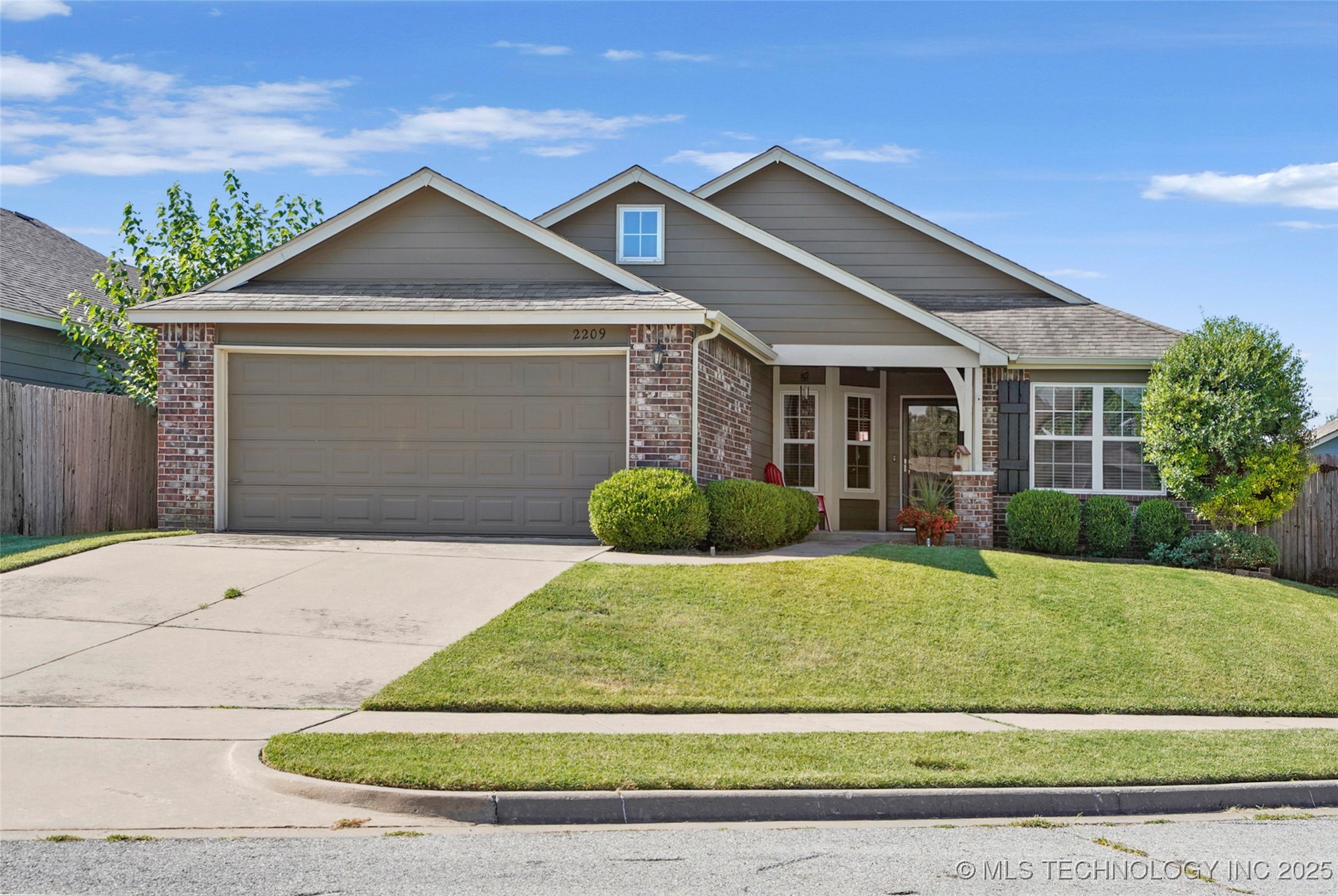 2209 E Fargo Street Property Photo 1