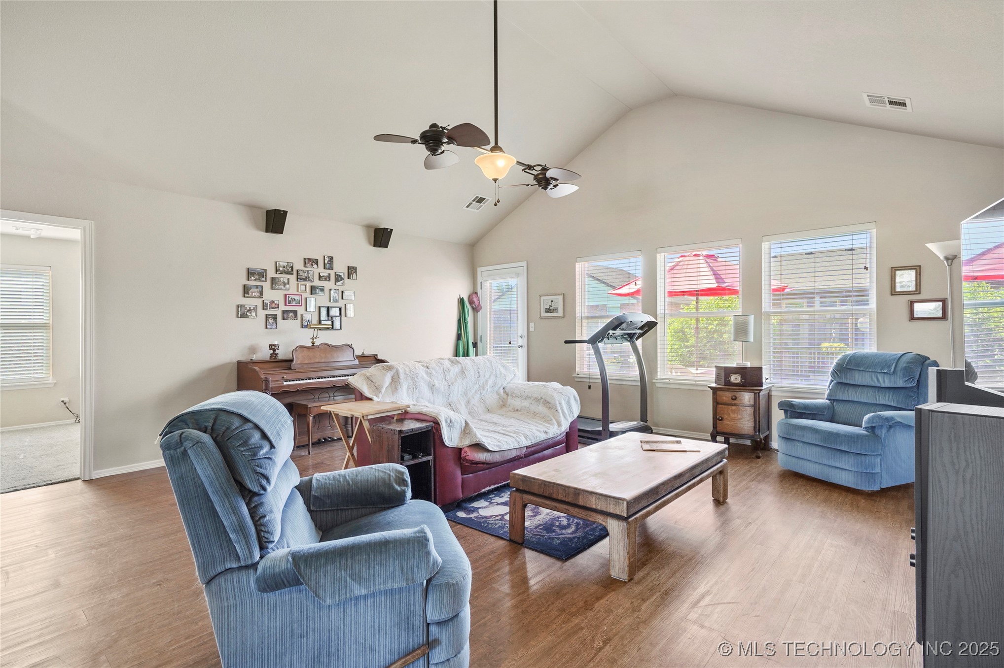 2209 E Fargo Street Property Photo 4