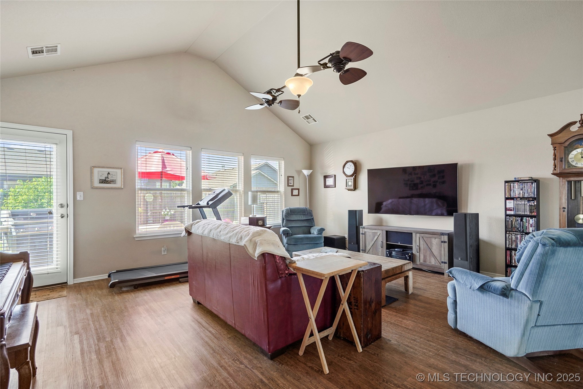 2209 E Fargo Street Property Photo 5