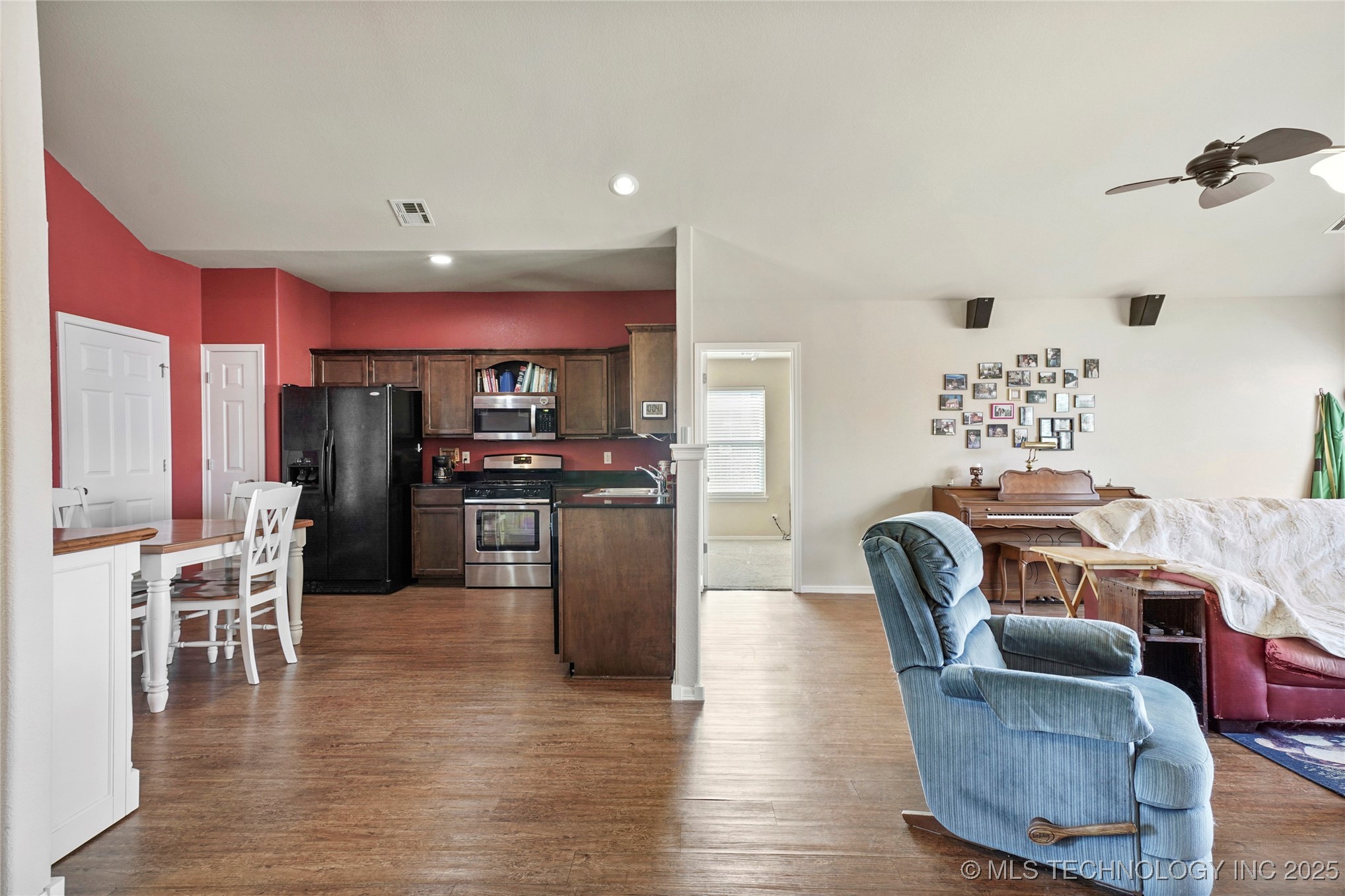 2209 E Fargo Street Property Photo 6