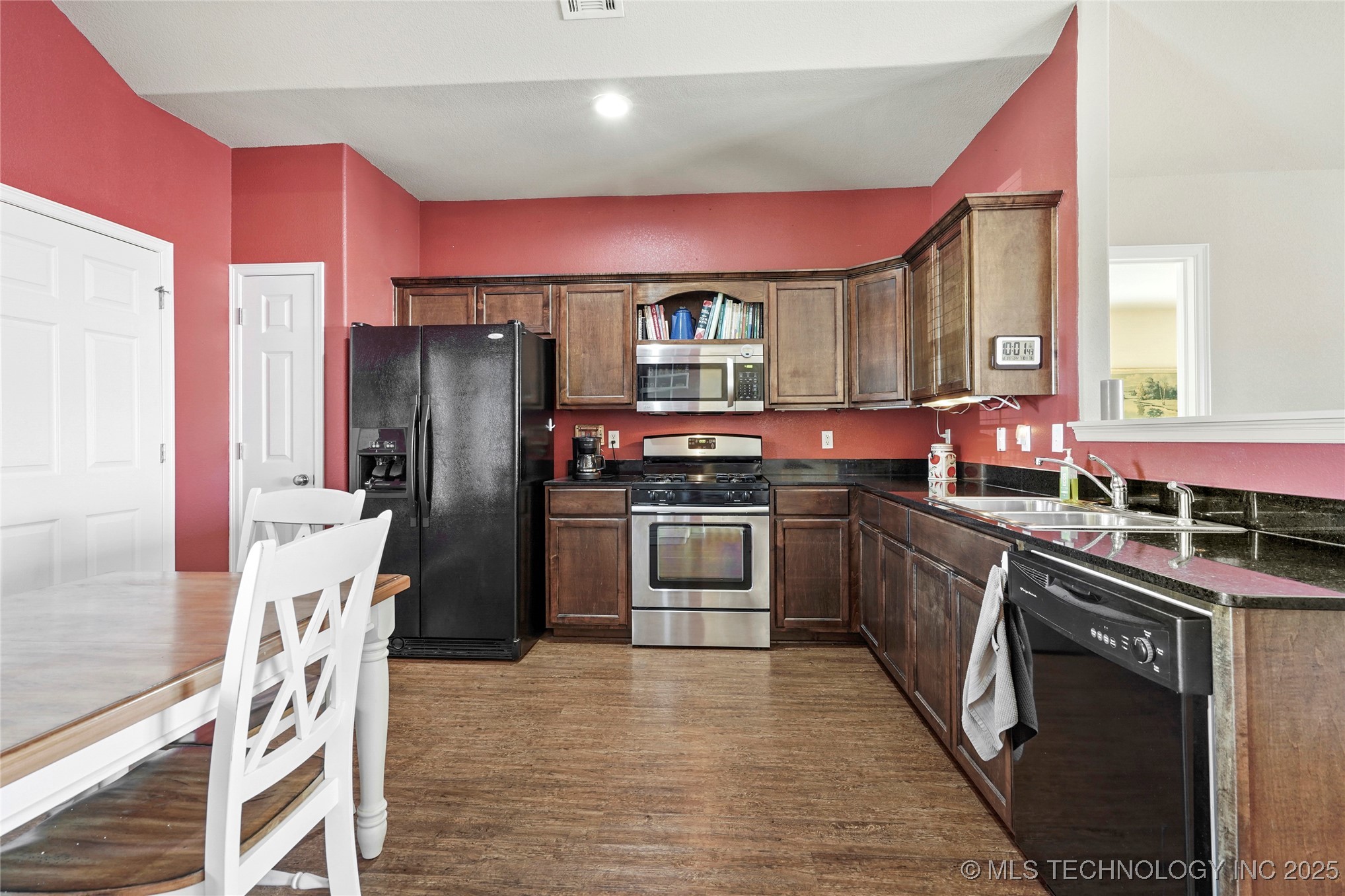 2209 E Fargo Street Property Photo 8