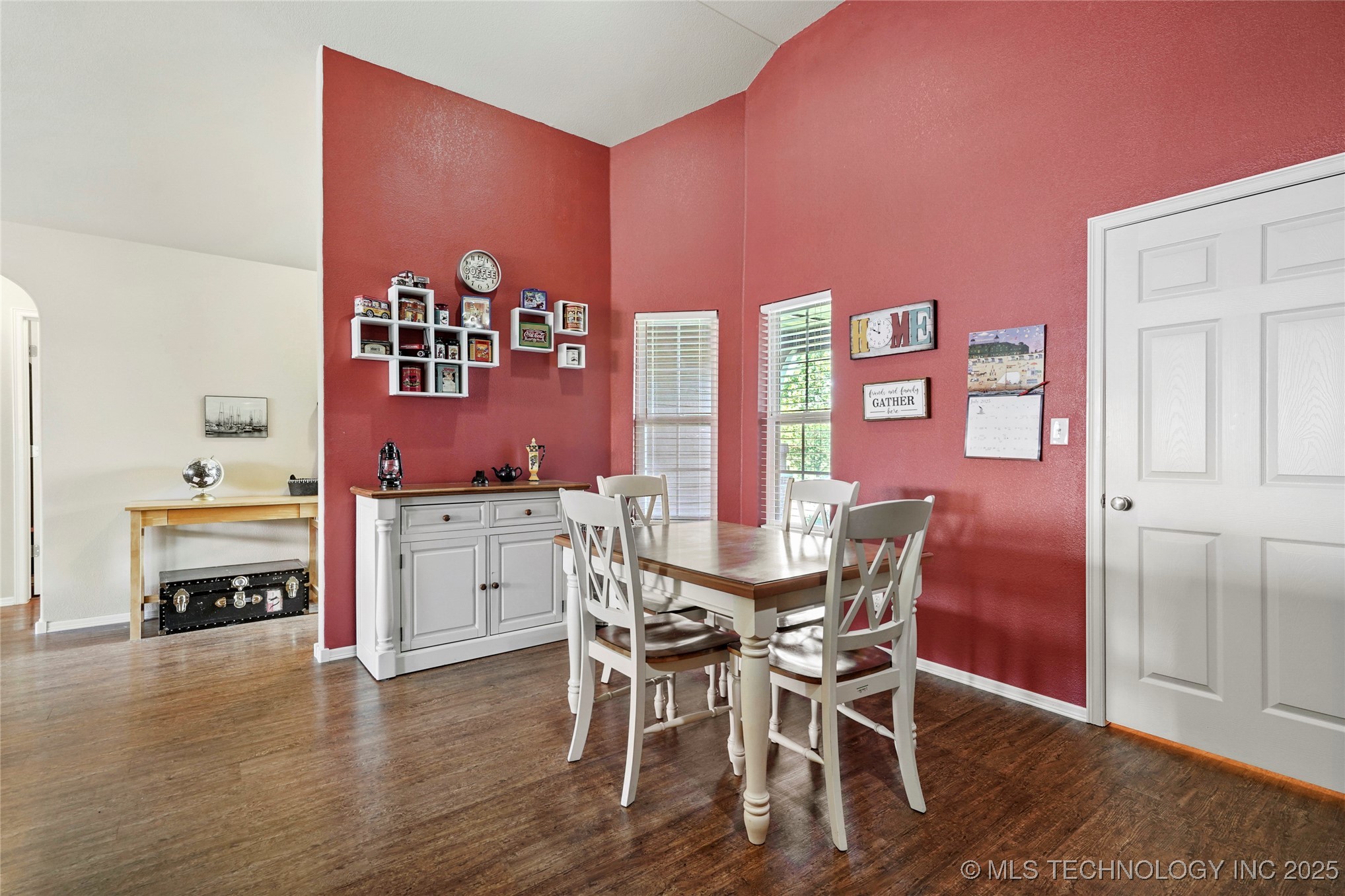 2209 E Fargo Street Property Photo 9