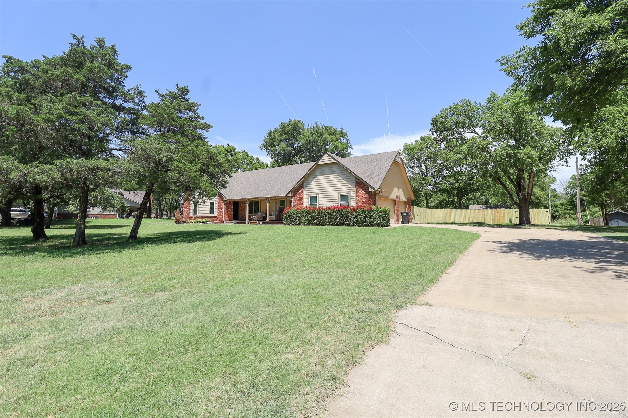 10458 Ashford Court Property Photo 2