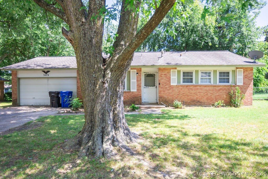 509 N Village Place Property Photo 2
