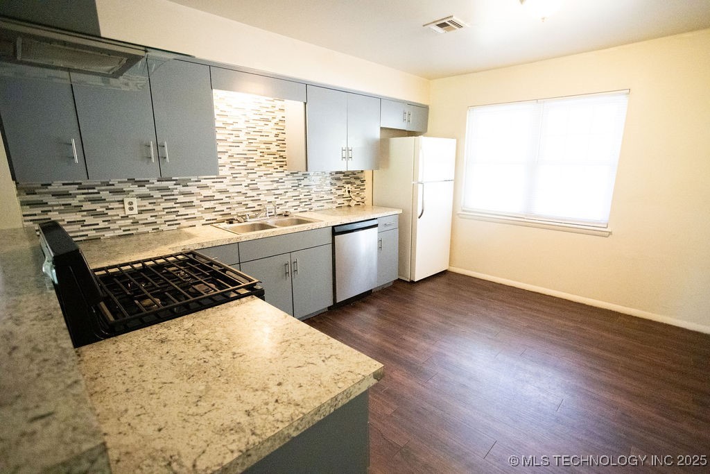 509 N Village Place Property Photo 15
