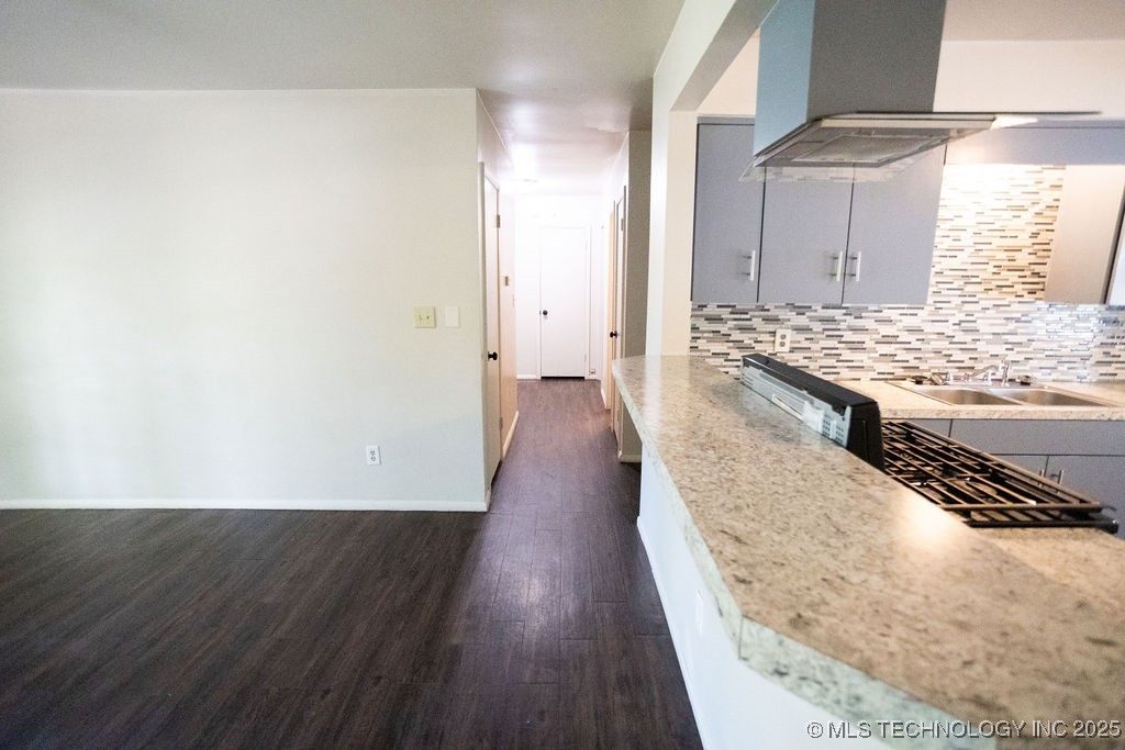 509 N Village Place Property Photo 20