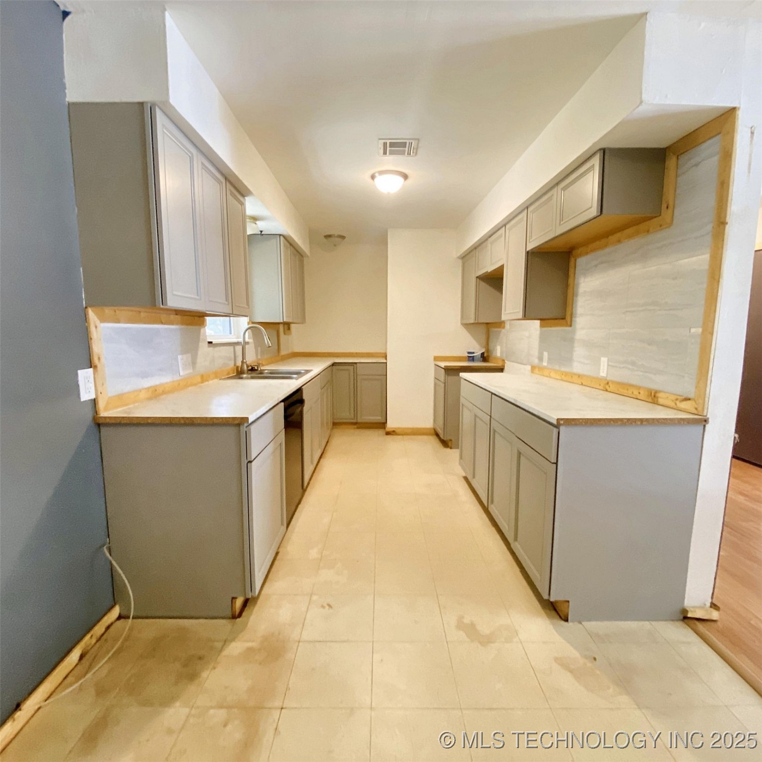 1648 Louise Street Property Photo 5