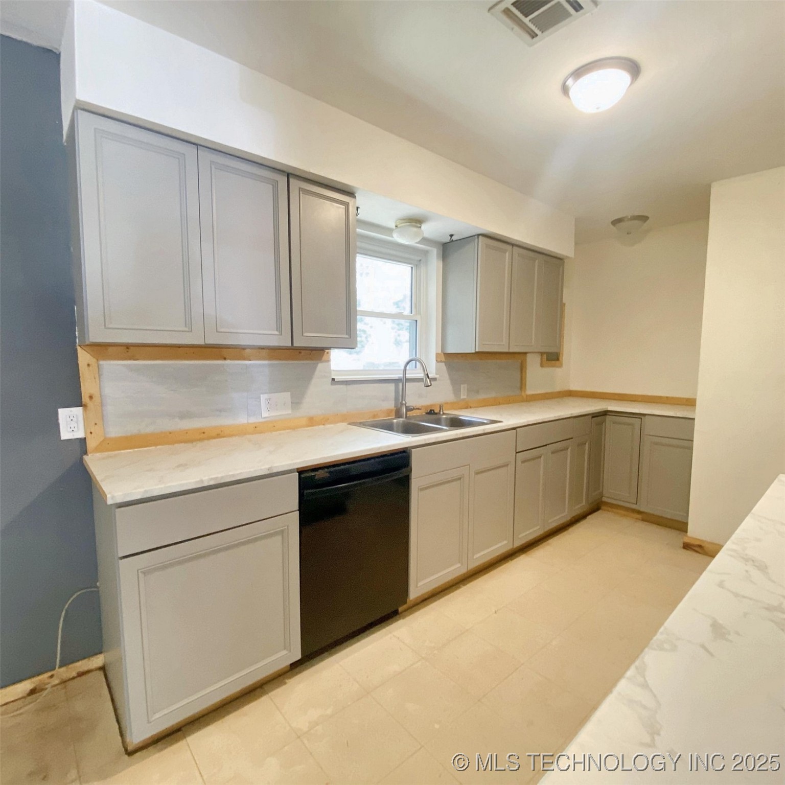 1648 Louise Street Property Photo 6