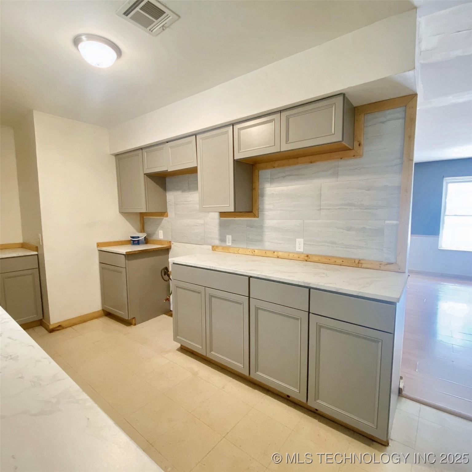 1648 Louise Street Property Photo 7
