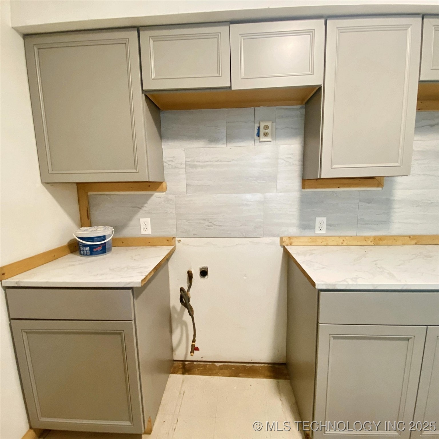 1648 Louise Street Property Photo 8
