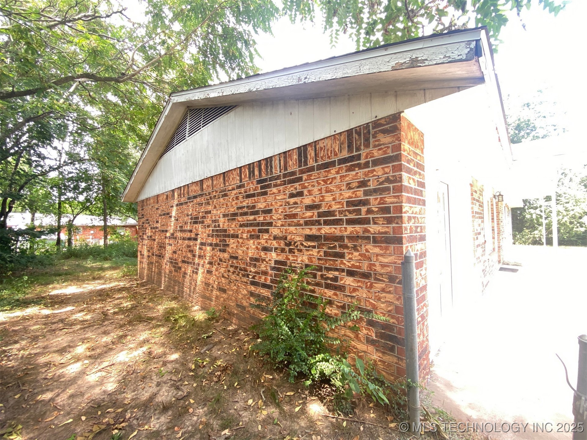 1648 Louise Street Property Photo 26
