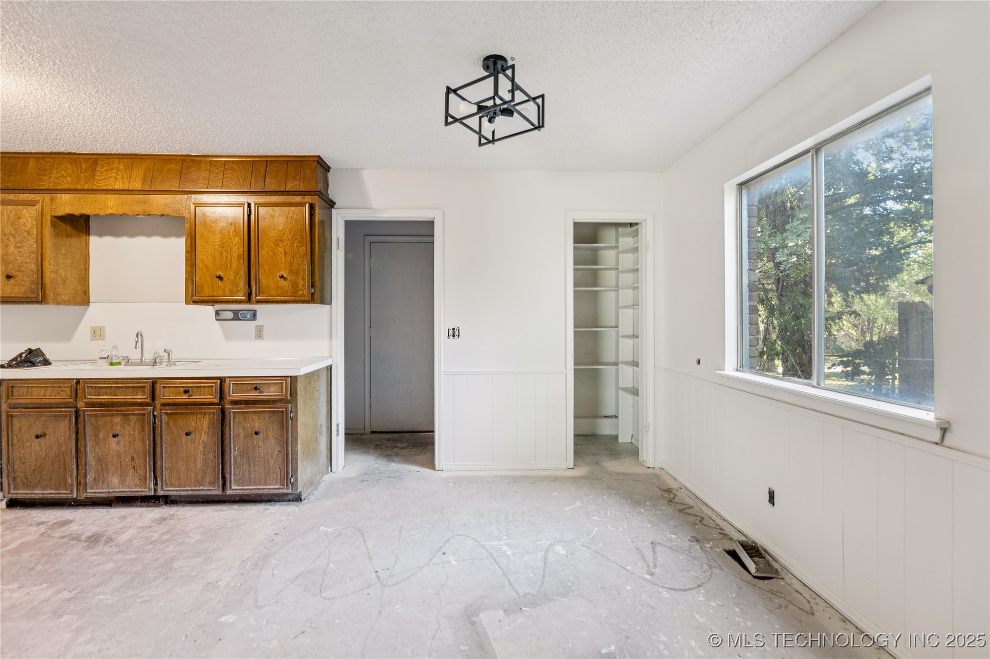 1122 S Division Street Property Photo 5