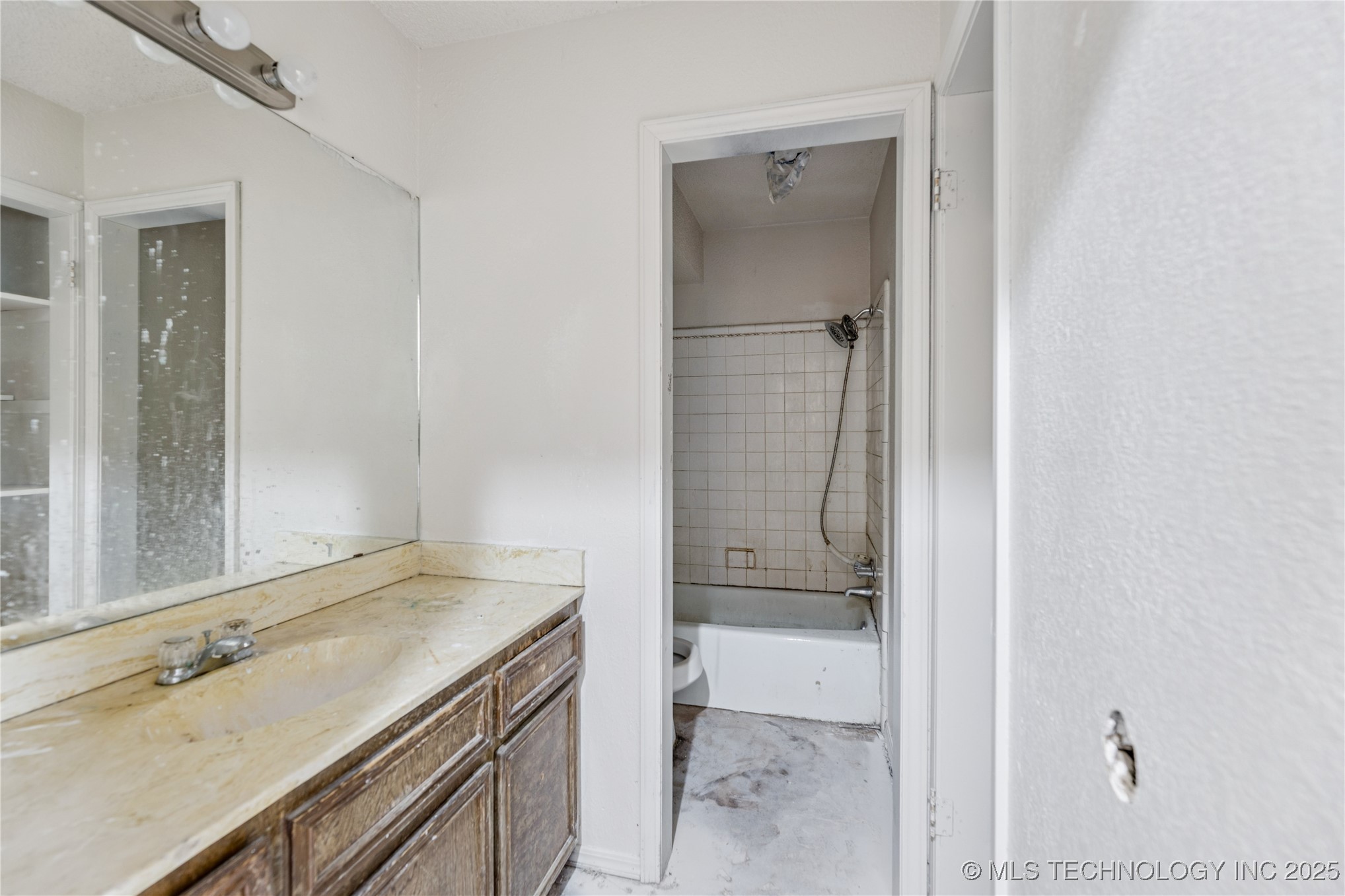 1122 S Division Street Property Photo 7