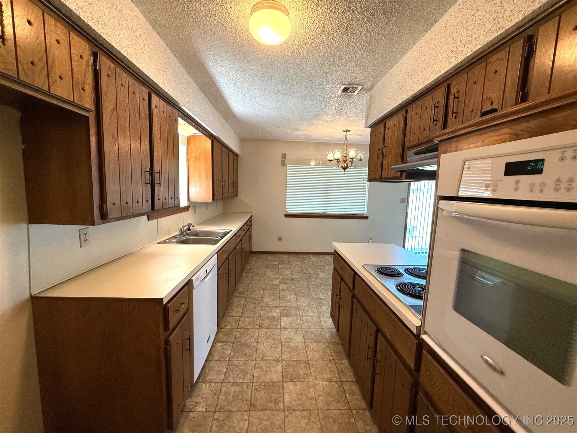 1511 Oakwood Drive Property Photo 7