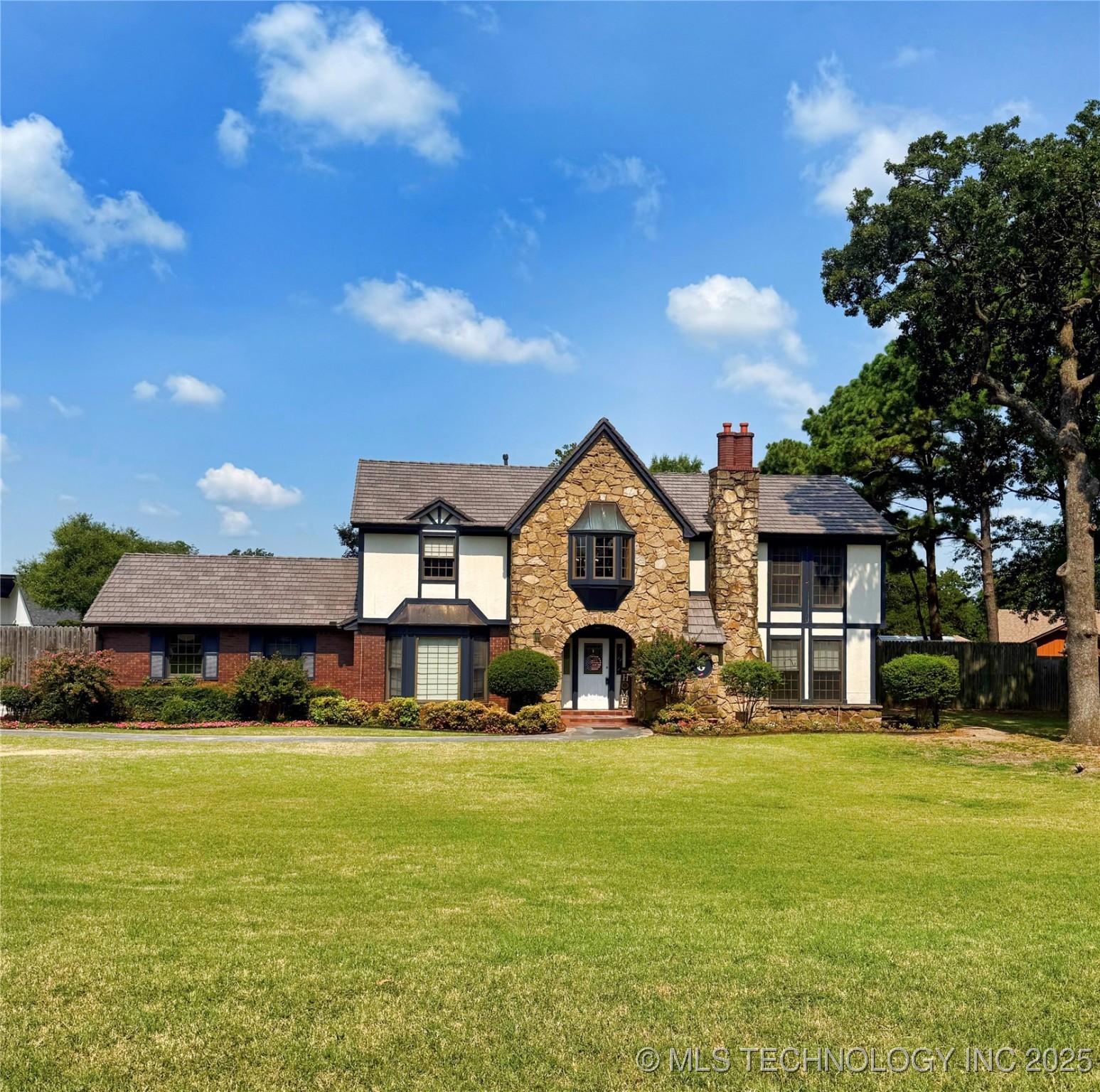 1103 Oakwood Circle Property Photo 1