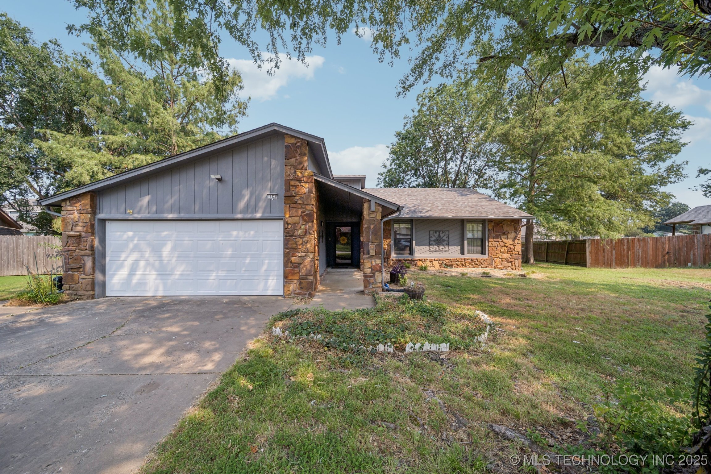 11329 S Douglas Avenue Property Photo 1