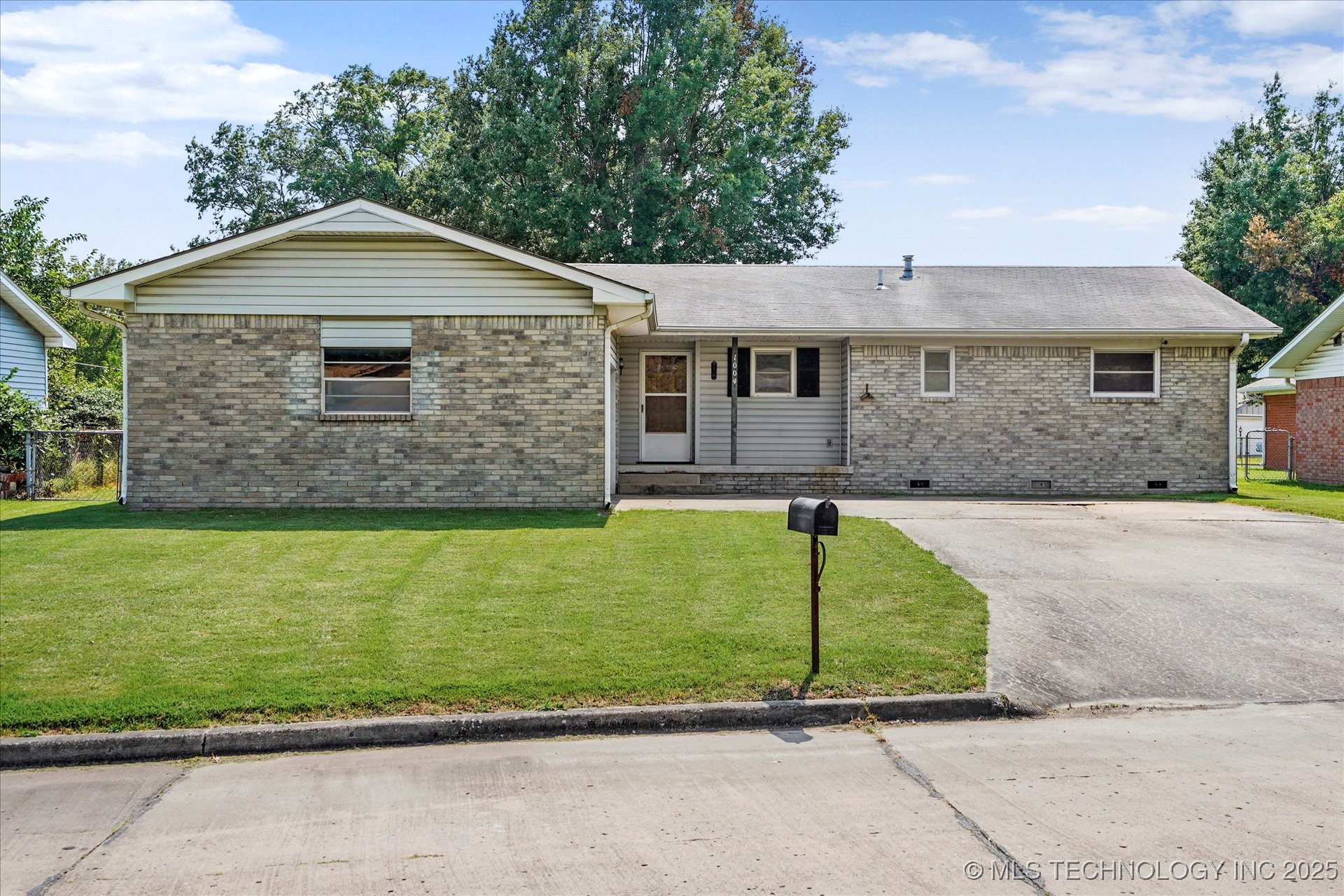 1004 Colonial Drive Property Photo 1