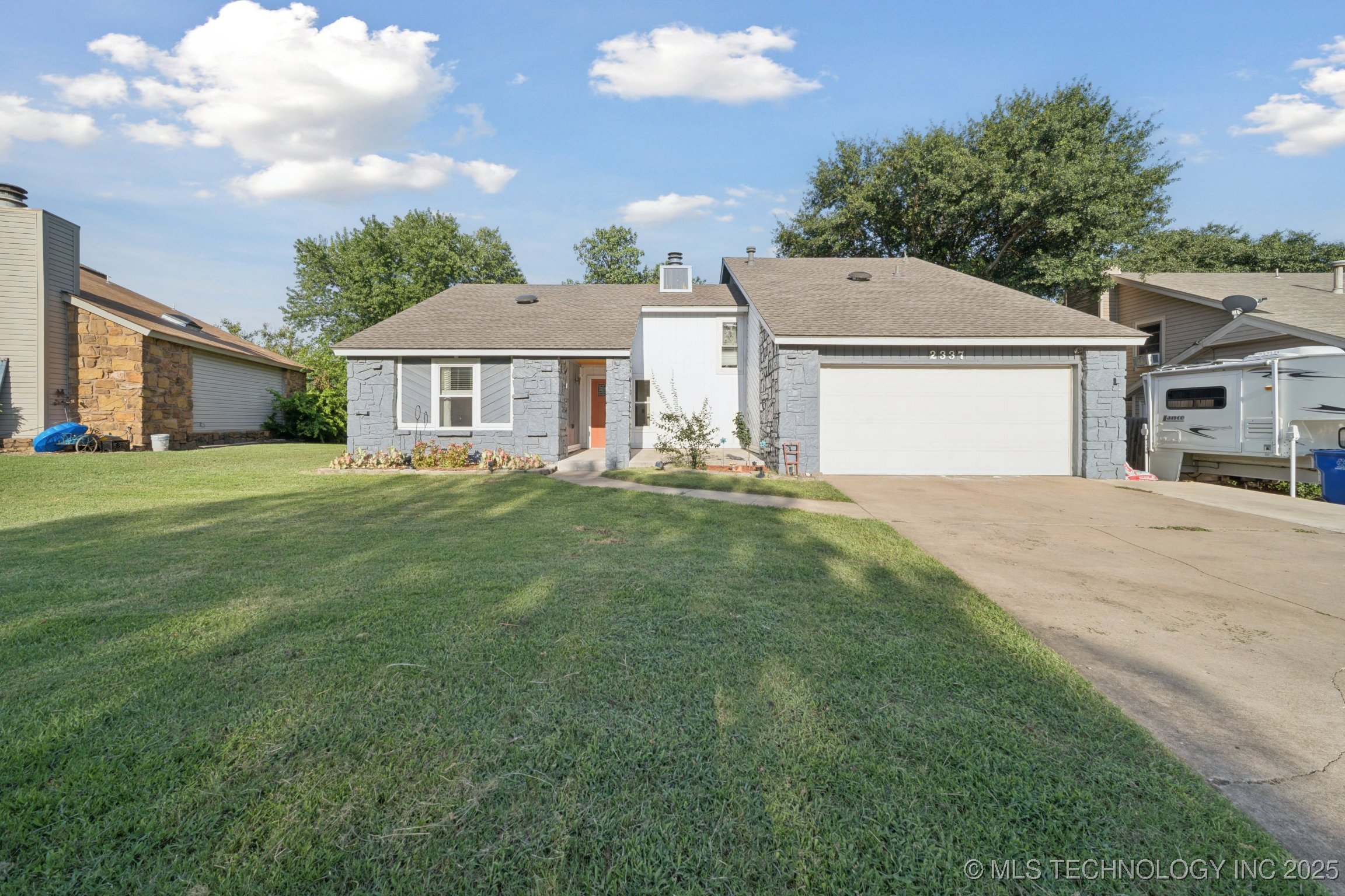 2337 S Beech Avenue Property Photo 1