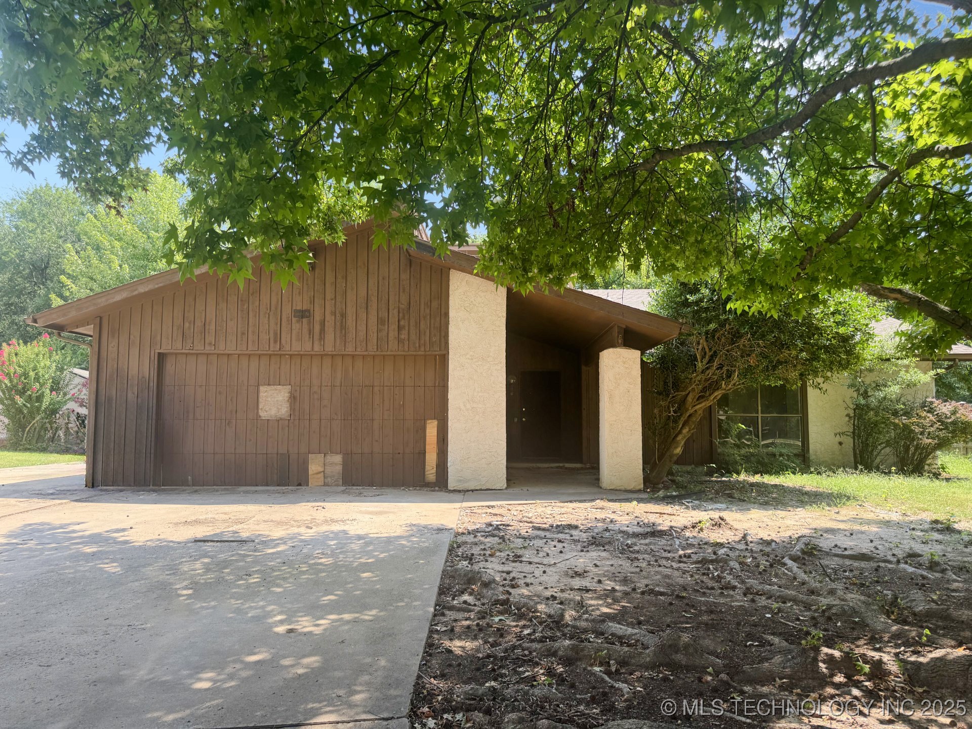 1213 S Oak Avenue Property Photo 1