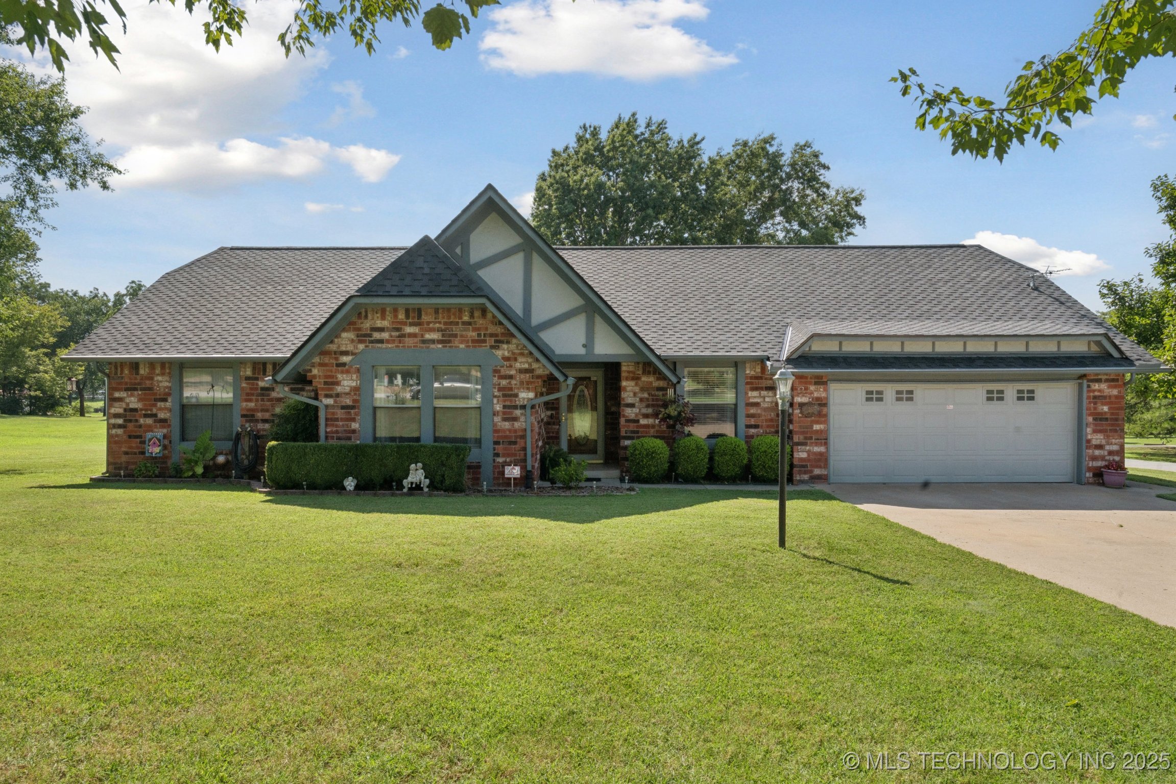 830 Laurel Oaks Circle Property Photo 1