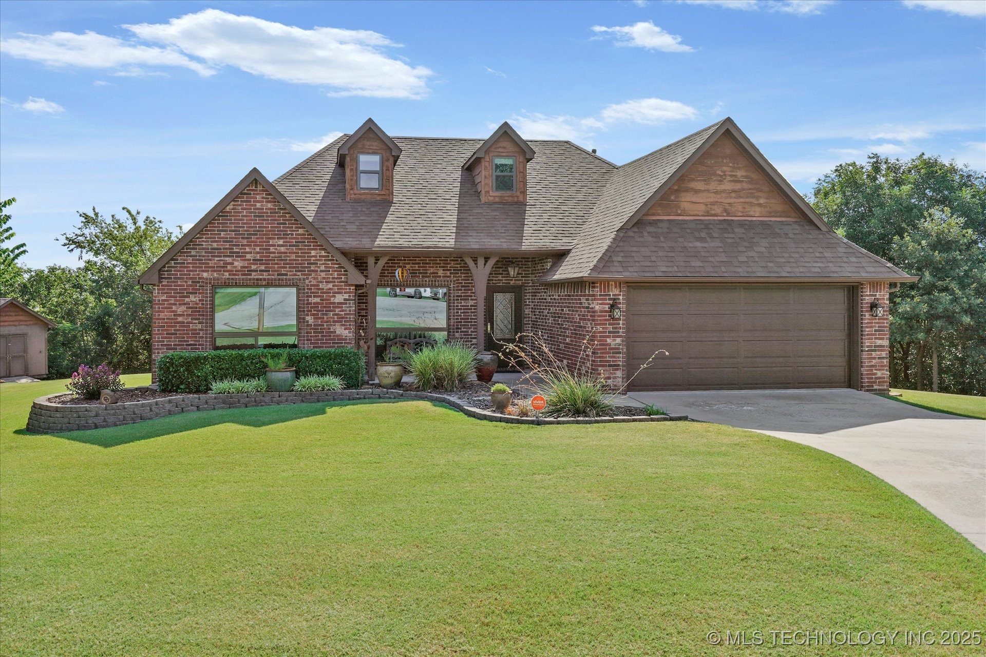 456 Falcon Circle Property Photo 1