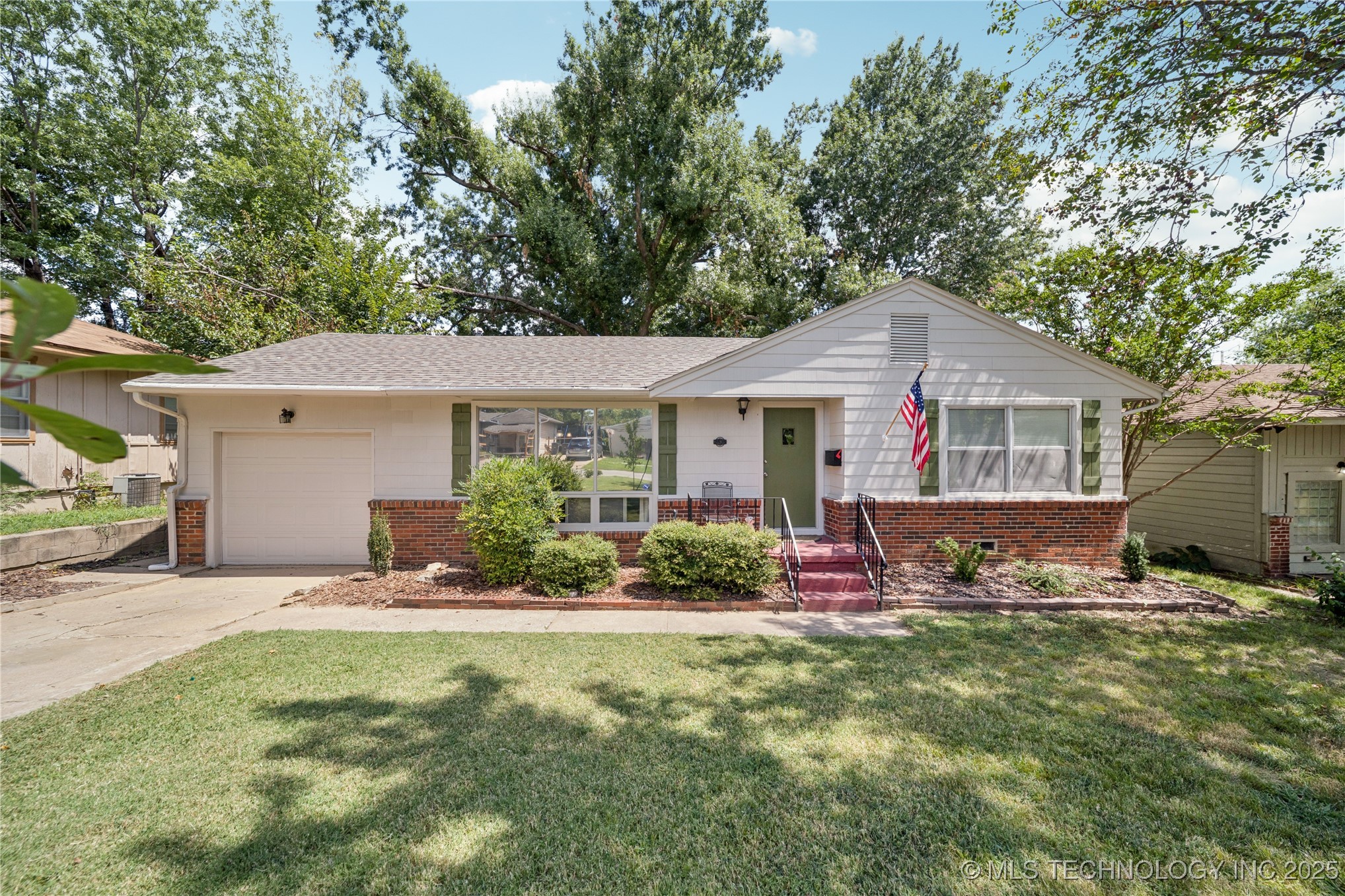 2435 S Pittsburg Avenue Property Photo 1