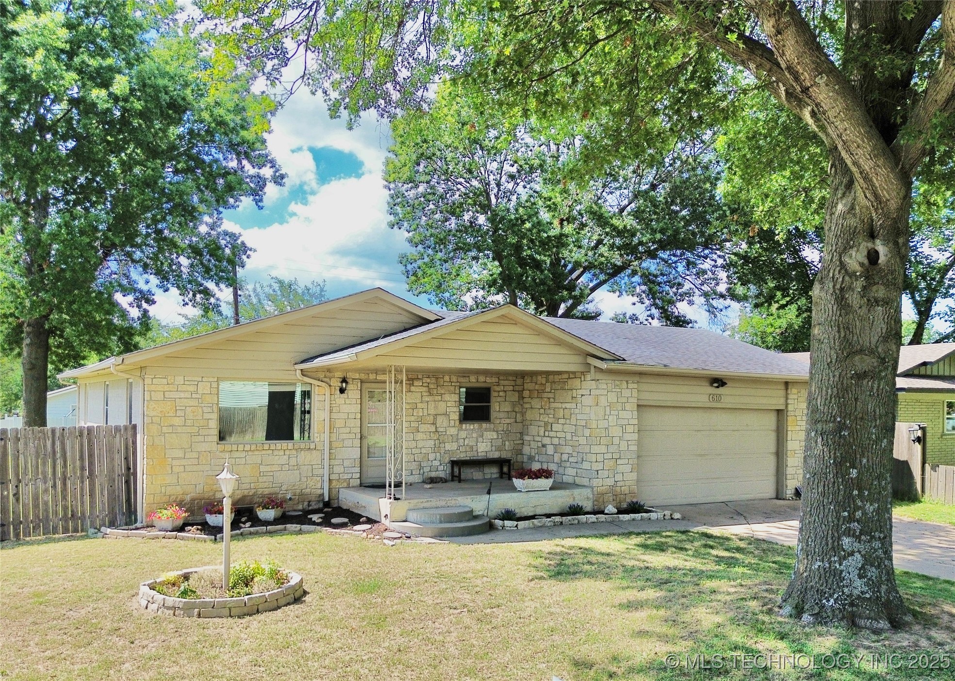 610 S 5th Place E Property Photo 1