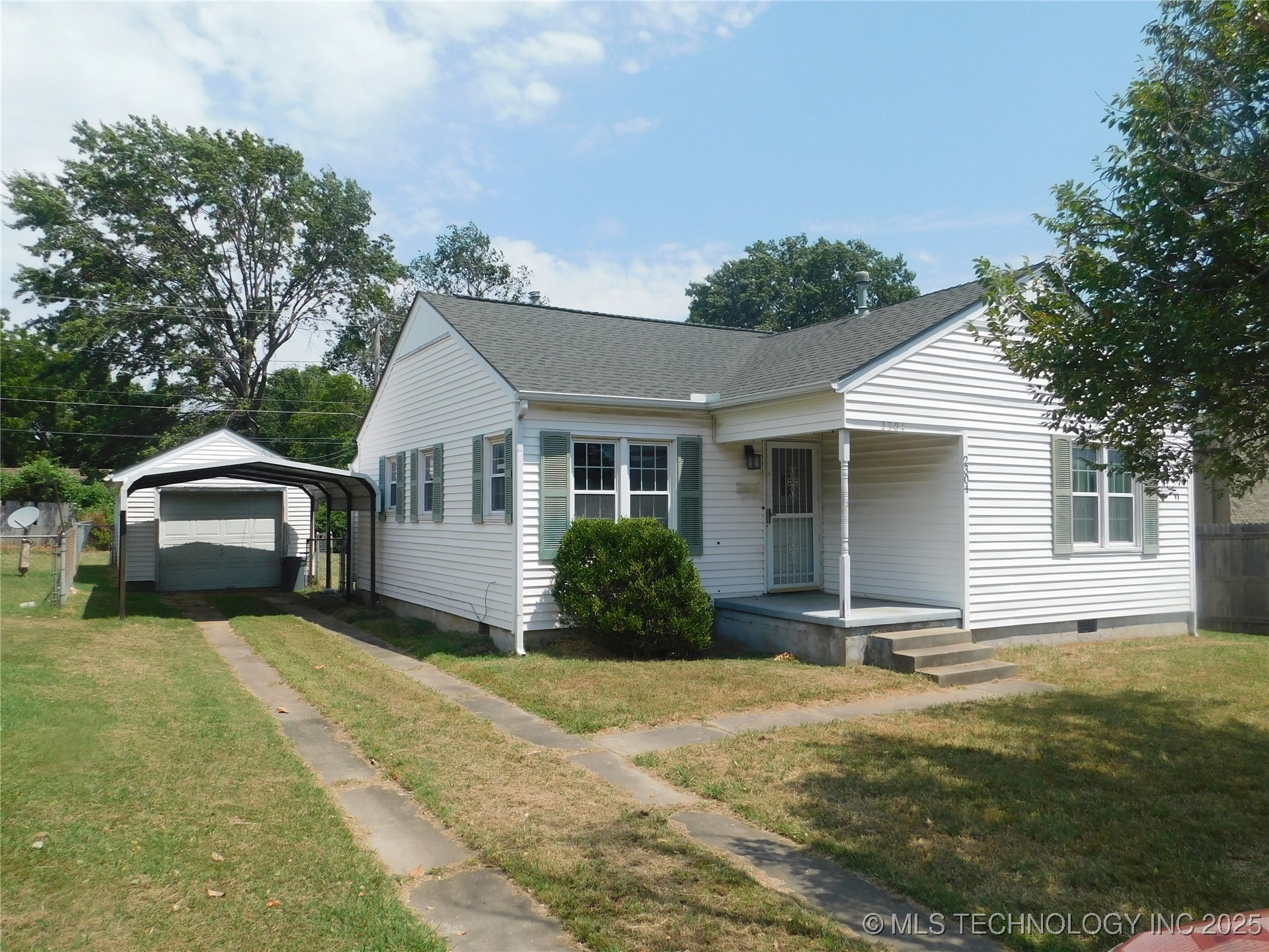 2304 E Broadway Property Photo 1