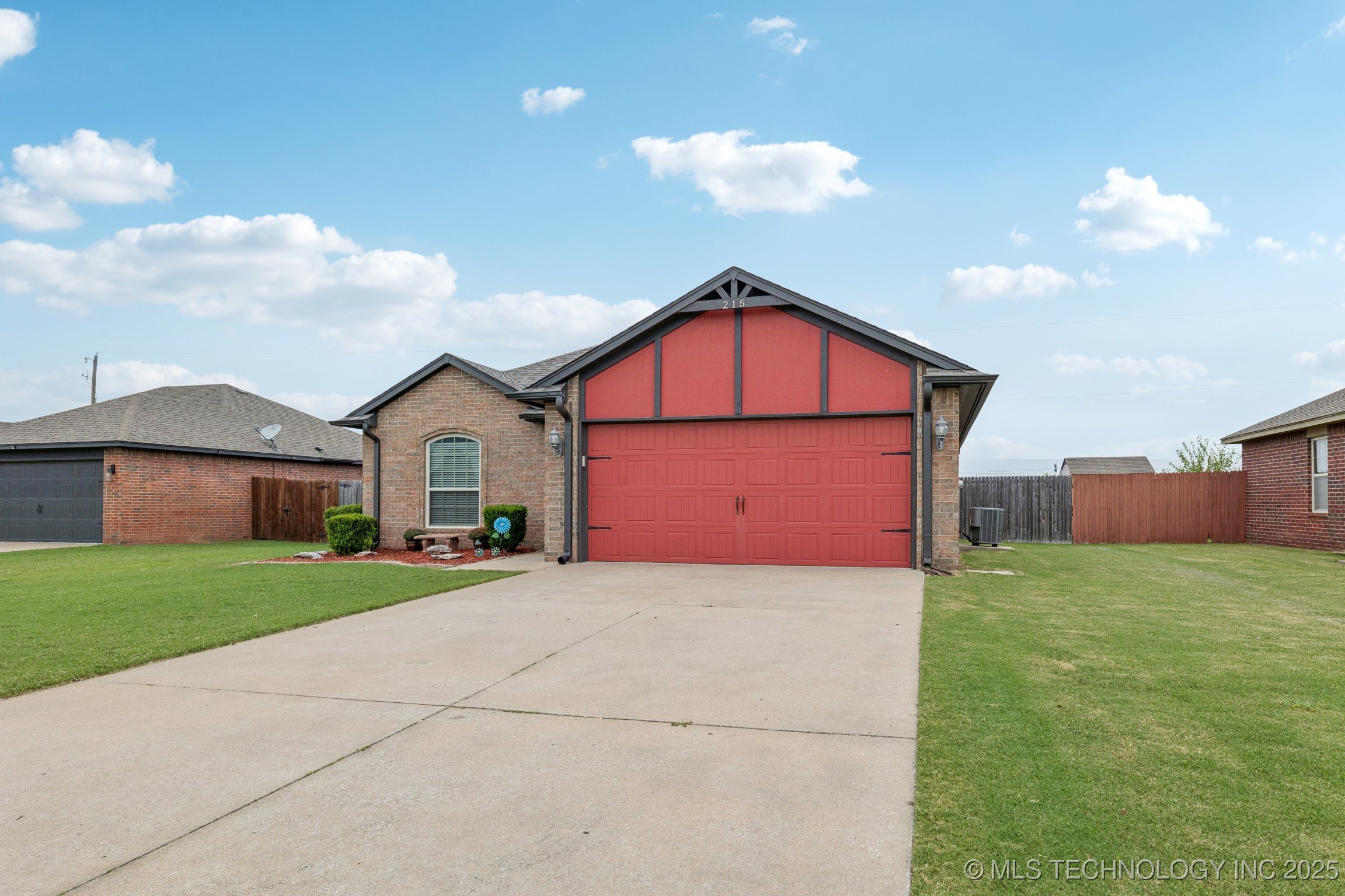 215 E Dillon Drive Property Photo 1