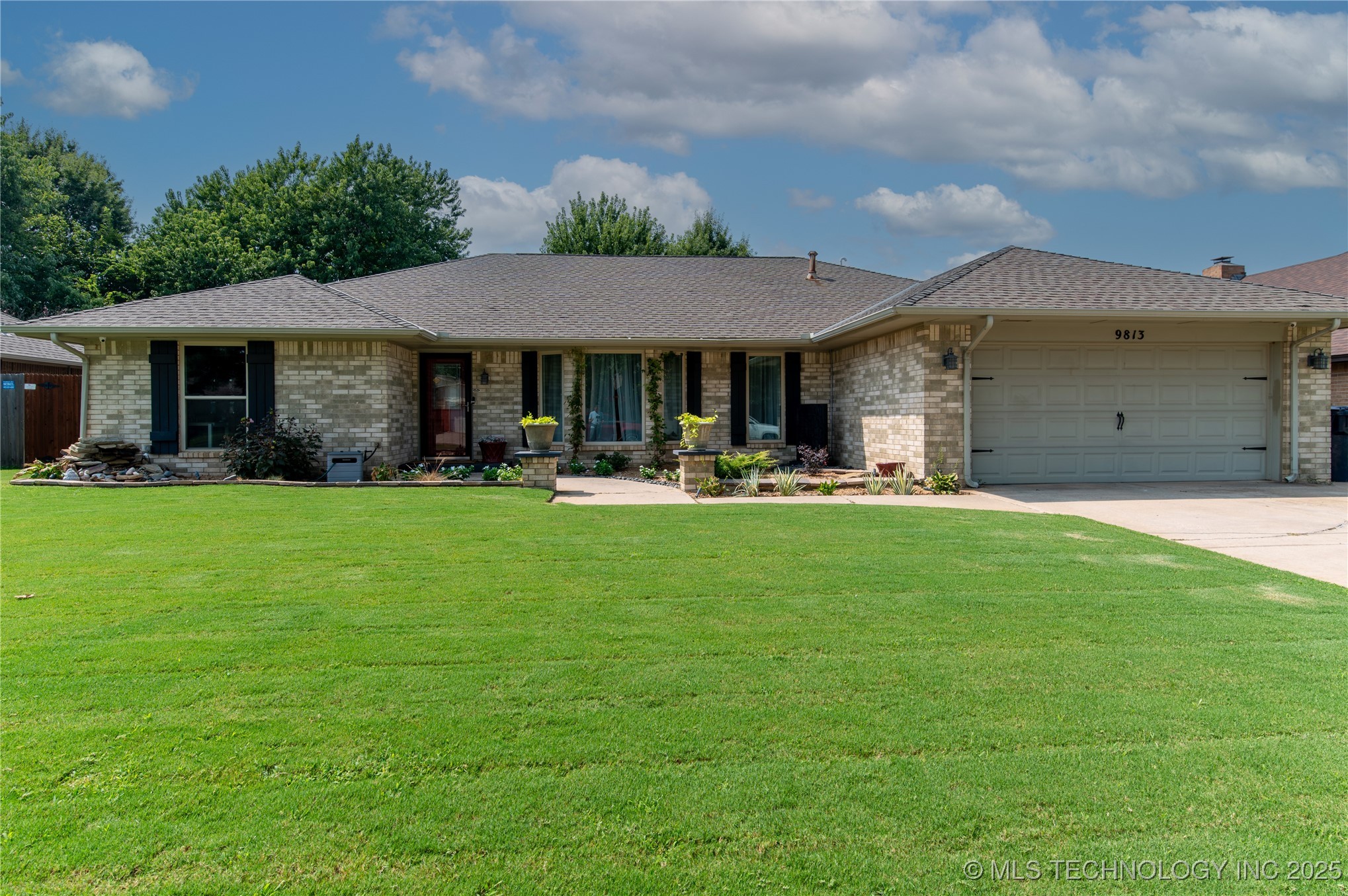 9813 Skylark Road Property Photo 1
