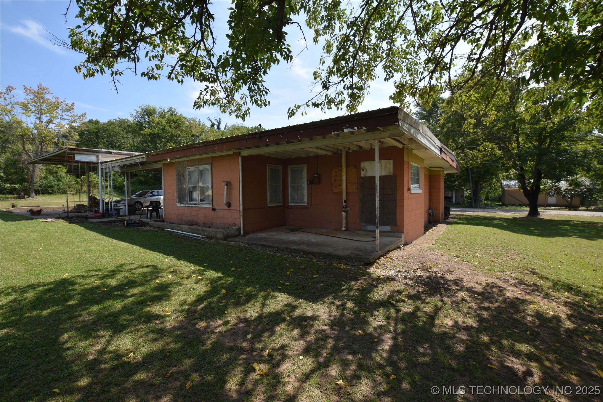 319 E Oak Street Property Photo 7