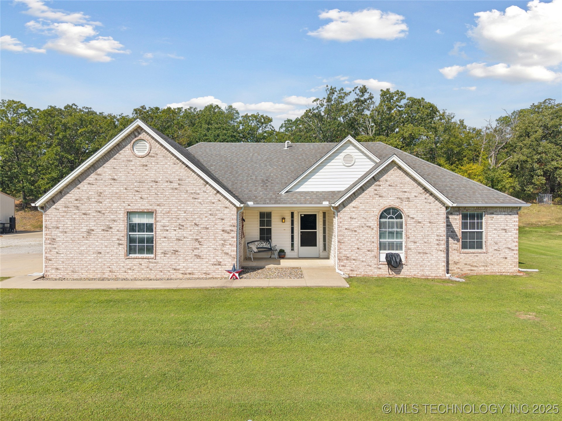 17570 S Maple Drive Property Photo 1