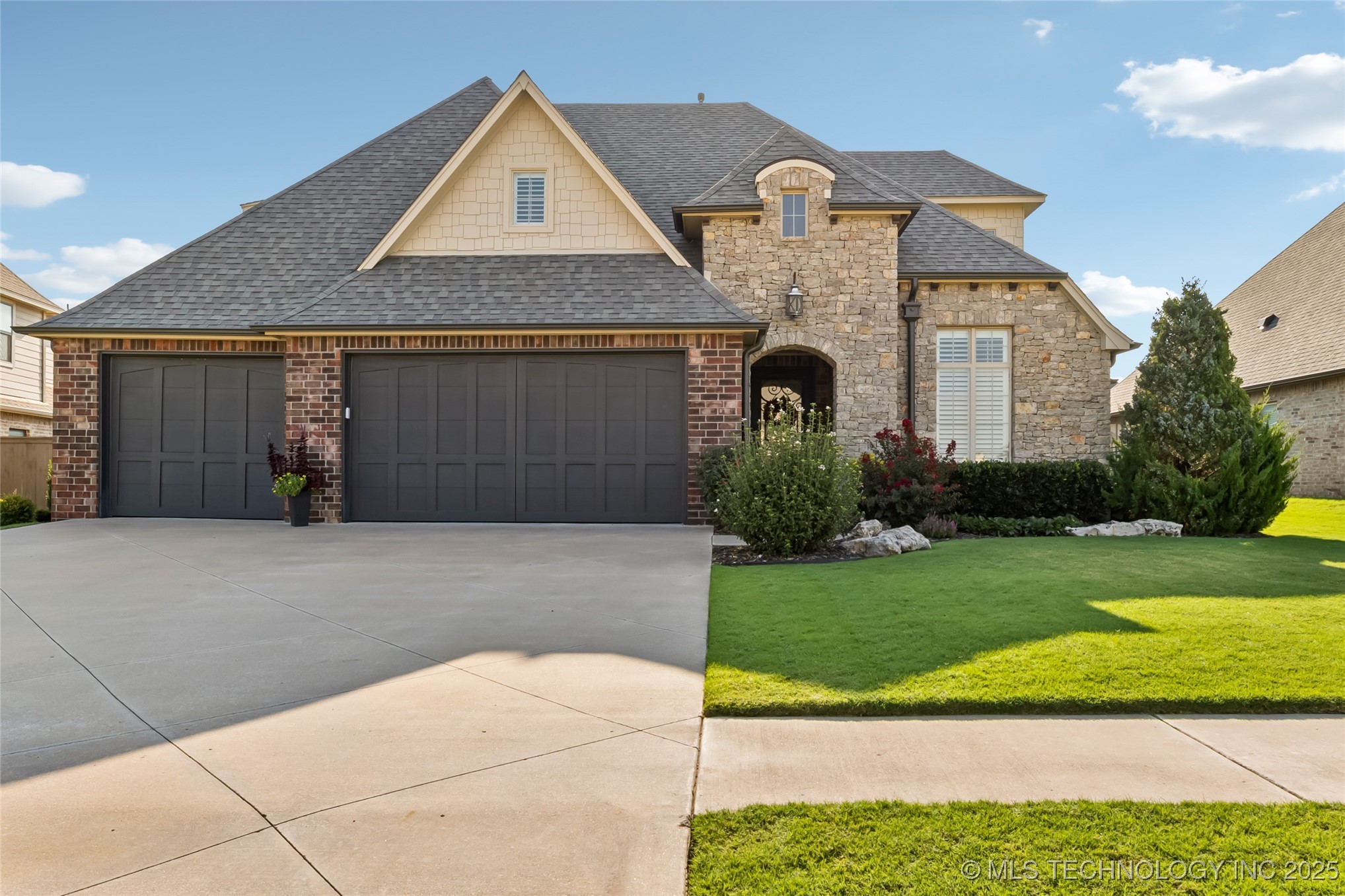 12923 S 2nd Place Property Photo 1