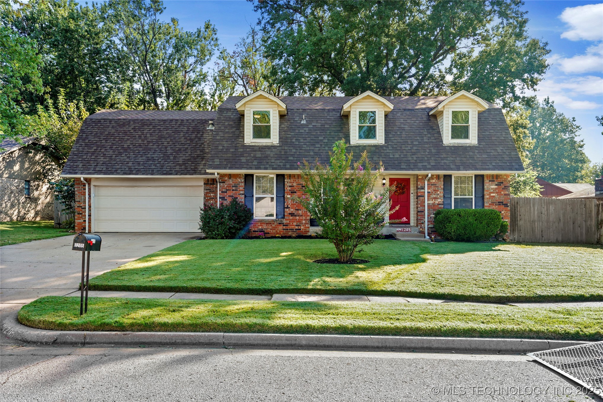 1205 N Juniper Place Property Photo 1